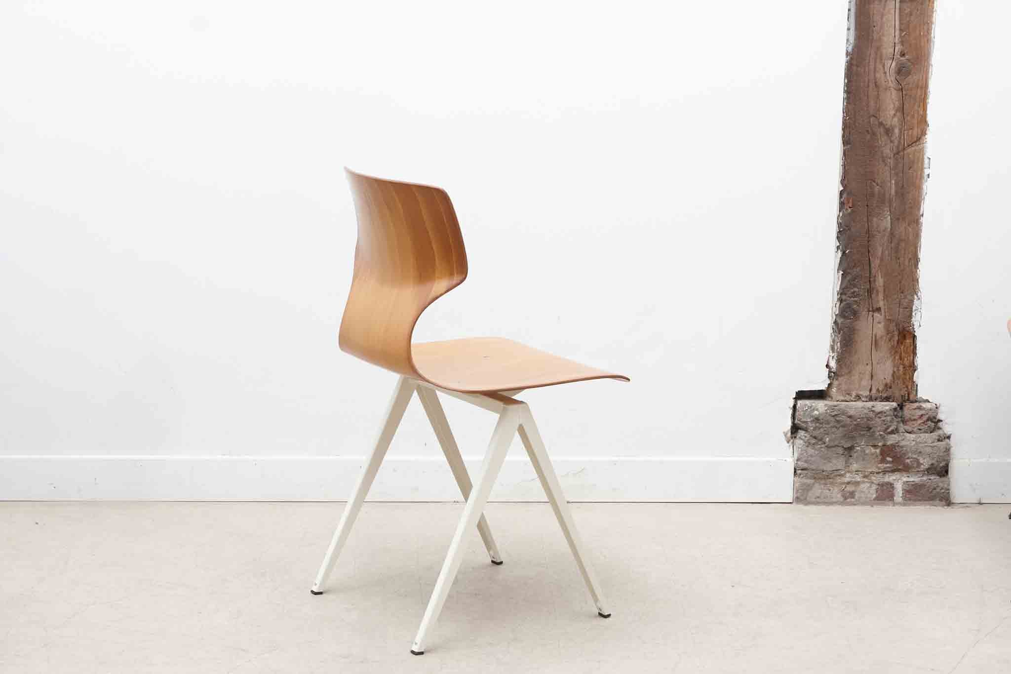 Chaise Galvanitas S19 réédition coque cintrée vintage hêtre
