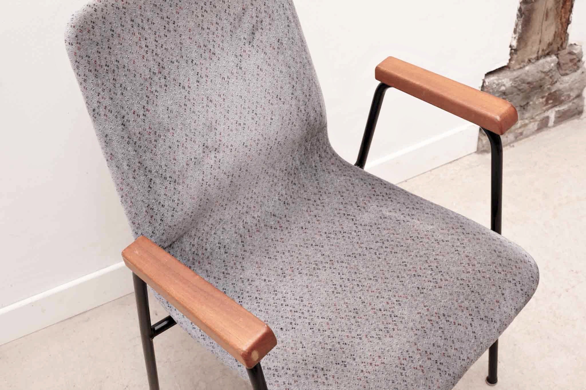 Chaise en tissu gris à motif et pieds noirs