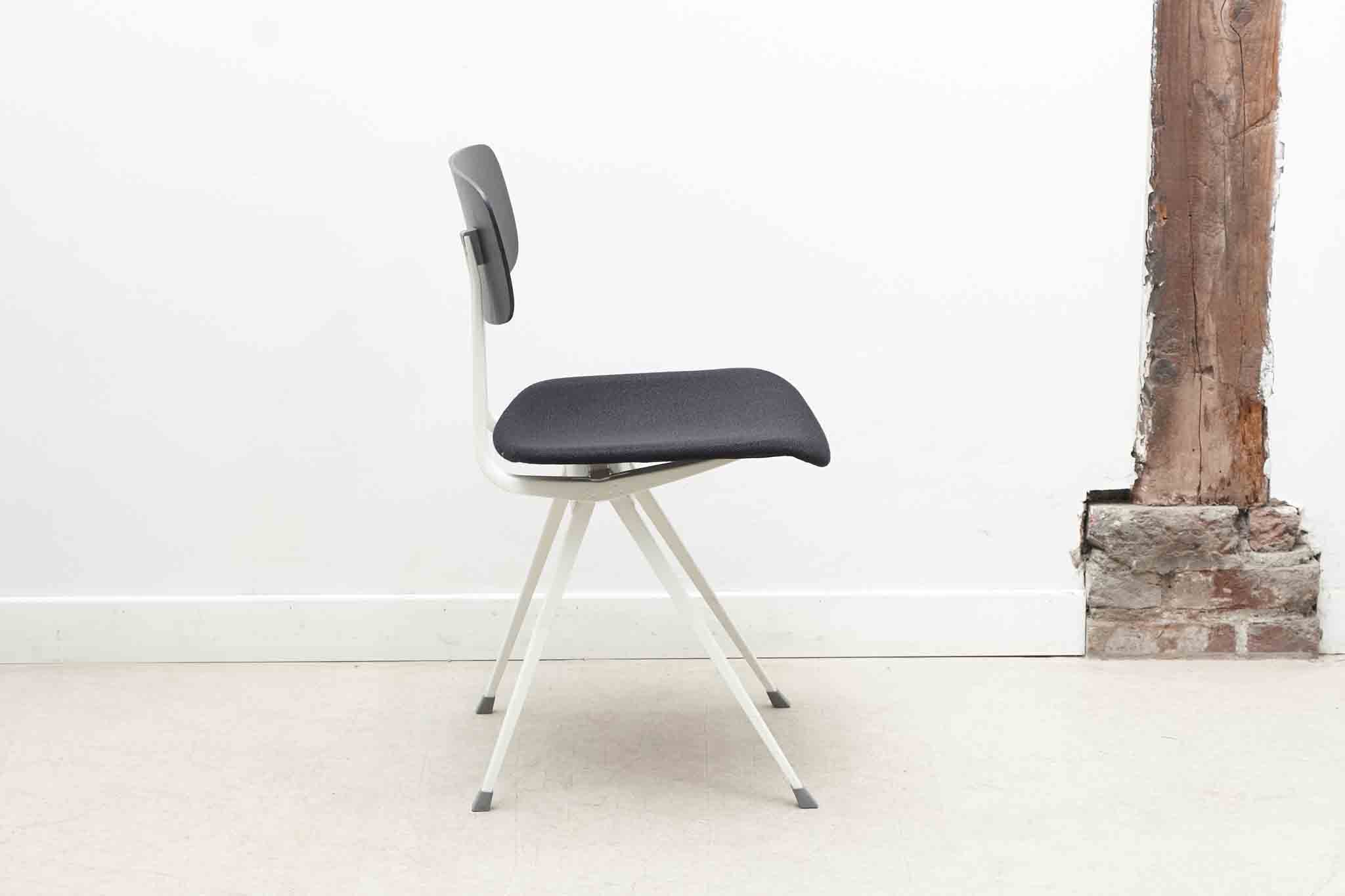 Chaise Friso Kramer "Result" tapissée et blanc