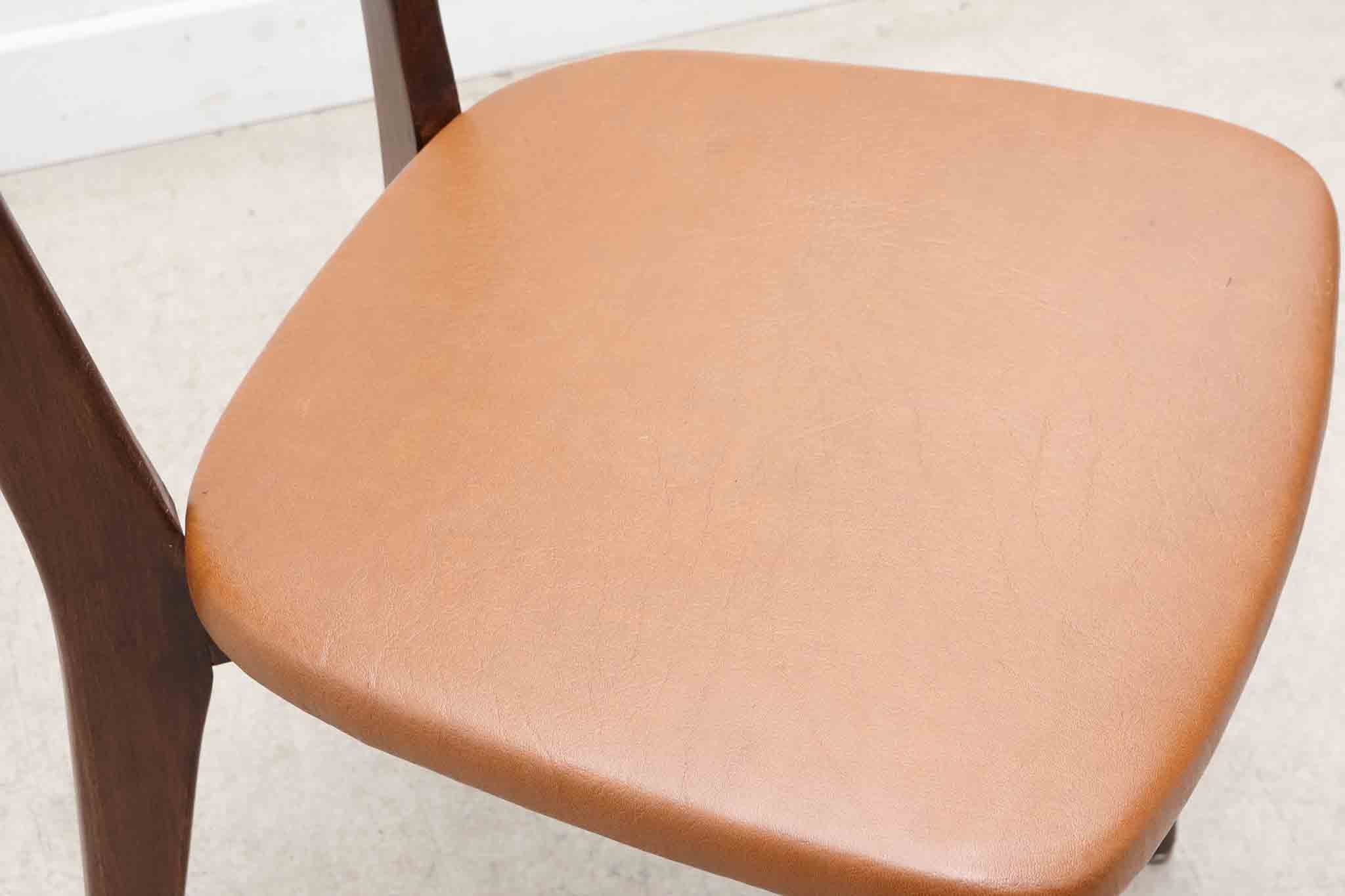 Chaise bistrot en skaï fauve et chêne foncé