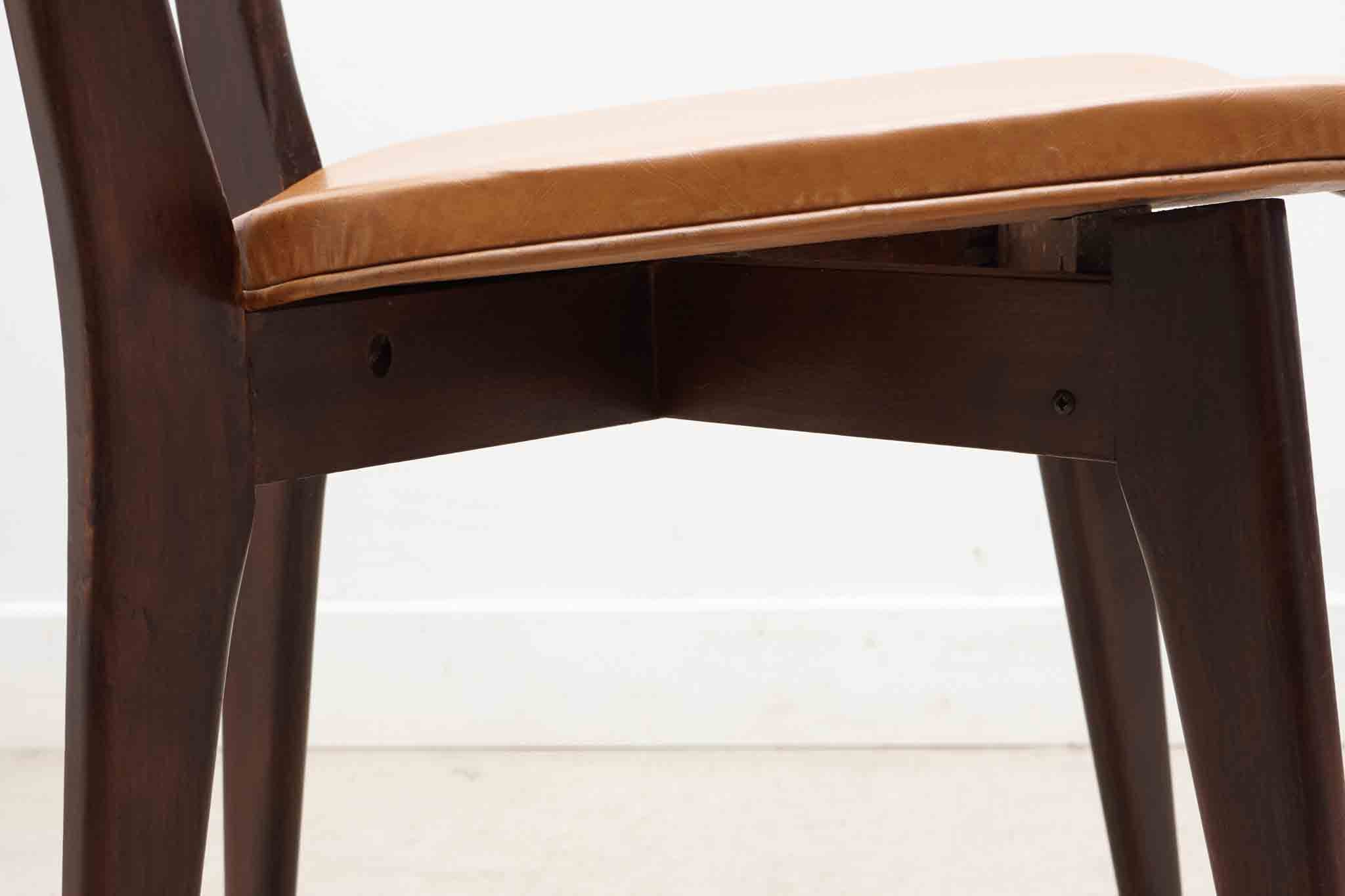 Chaise bistrot en skaï fauve et chêne foncé