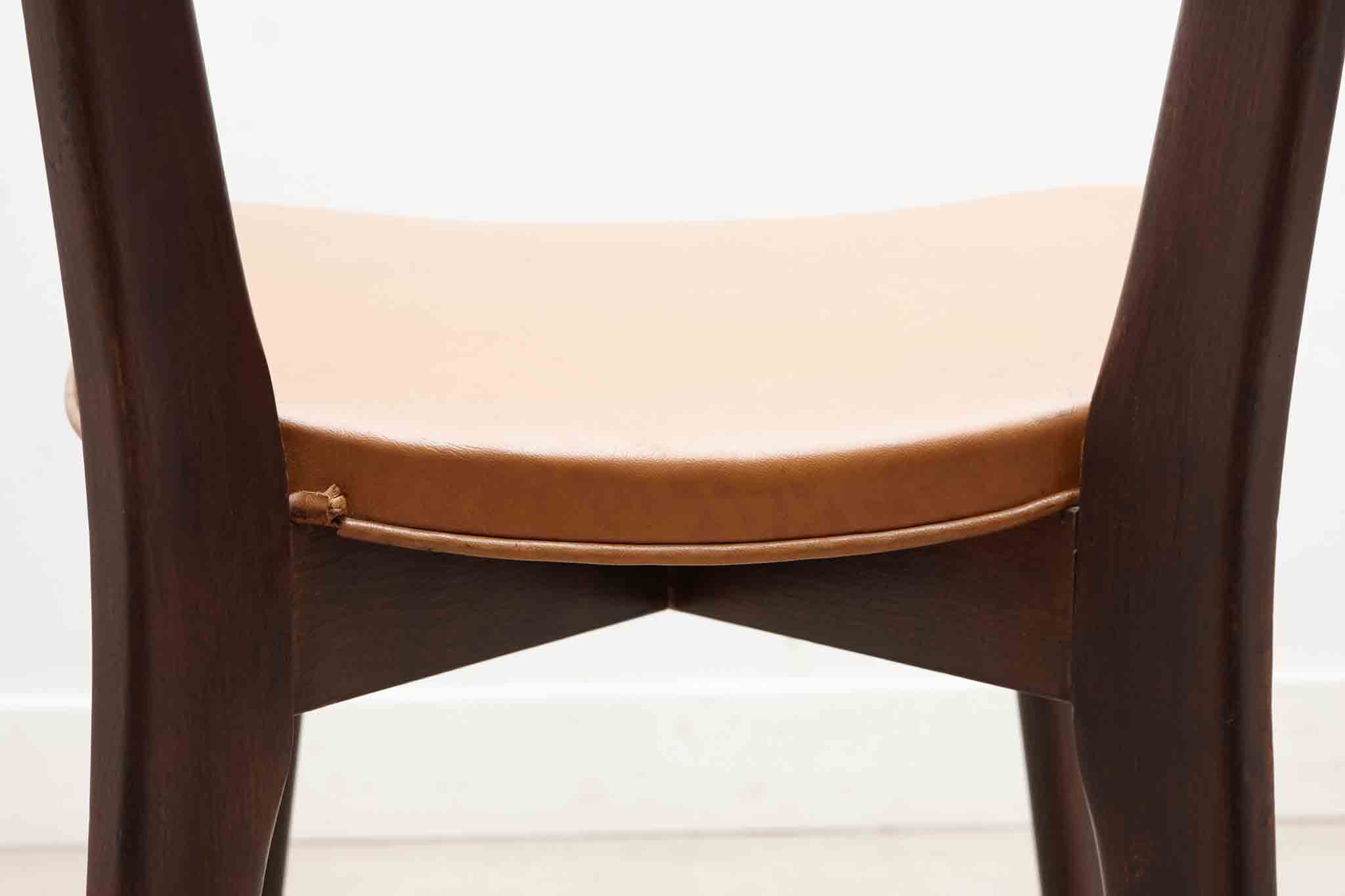 Chaise bistrot en skaï fauve et chêne foncé