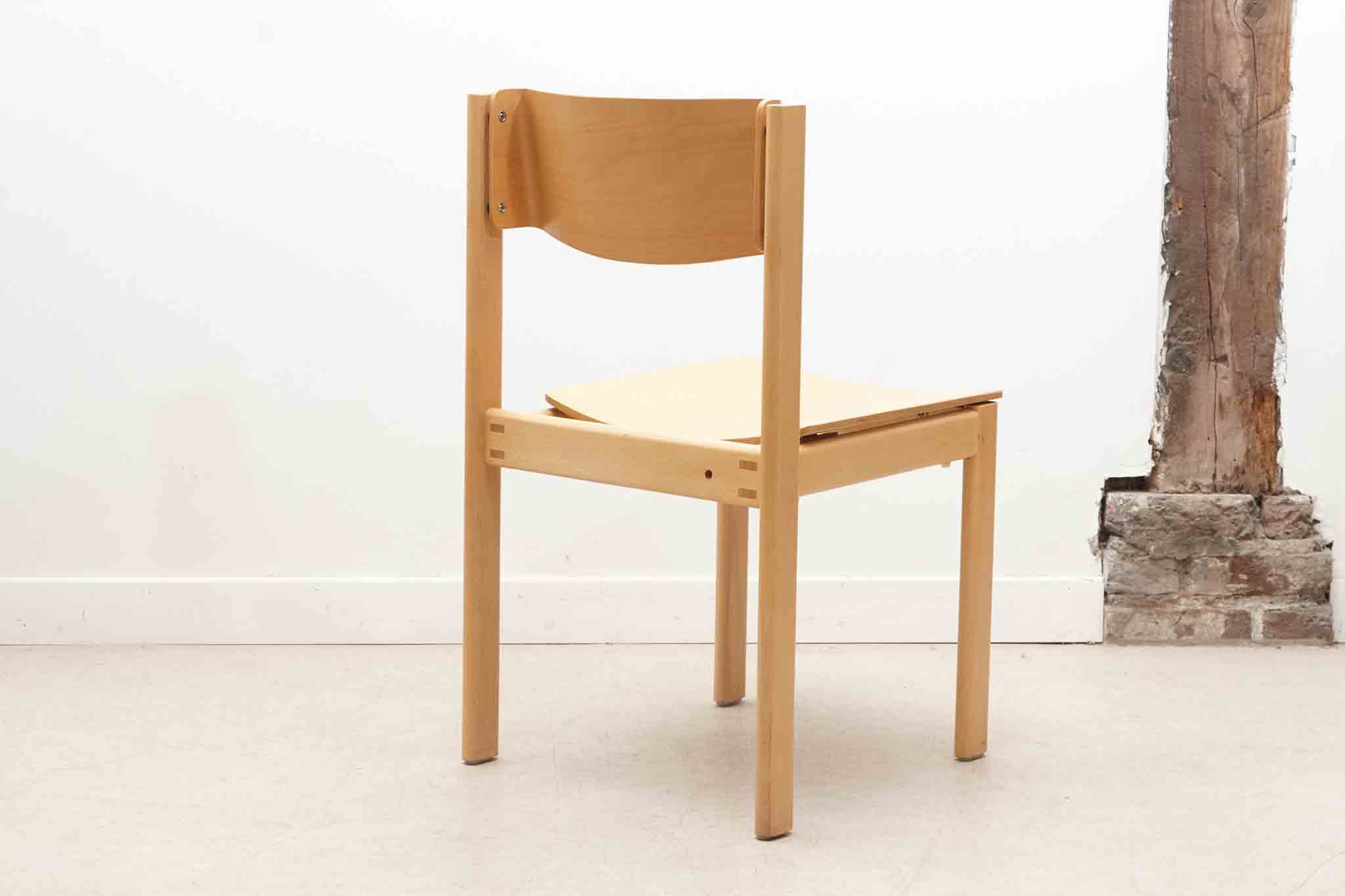 Chaise empilable en bois courbé années 70 teinte hêtre