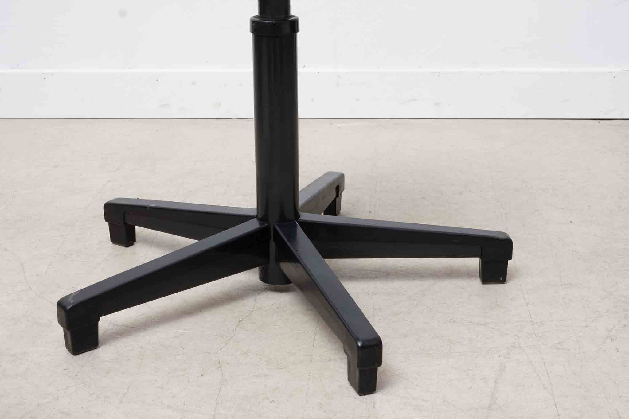 ADJUSTABLE STOOL WITH BLACK LEGS