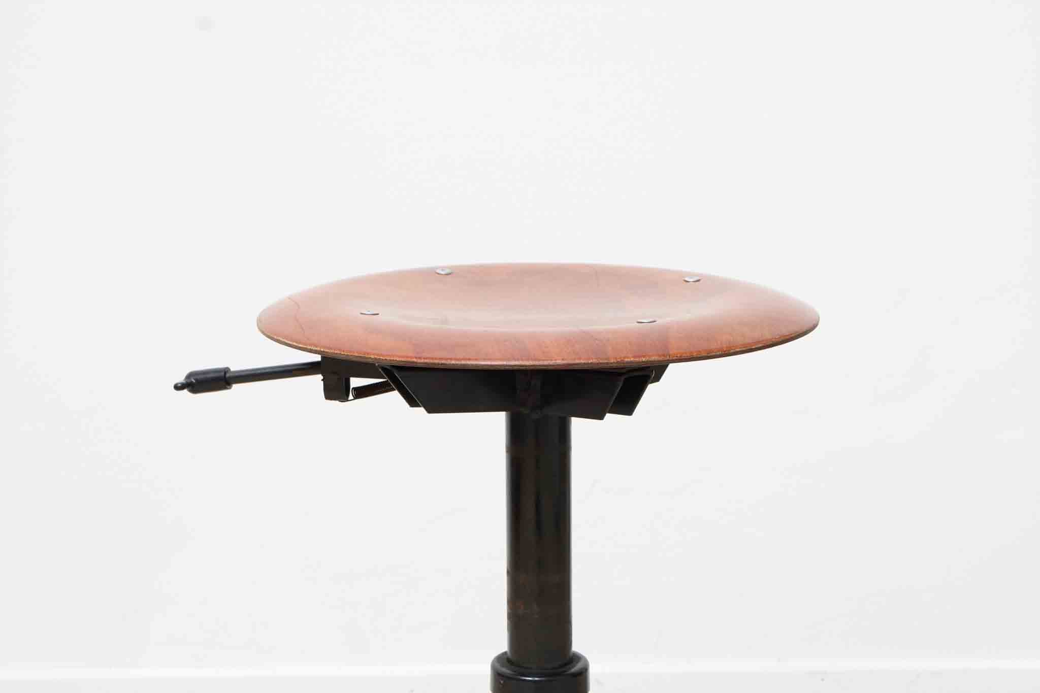 ADJUSTABLE STOOL WITH BLACK LEGS