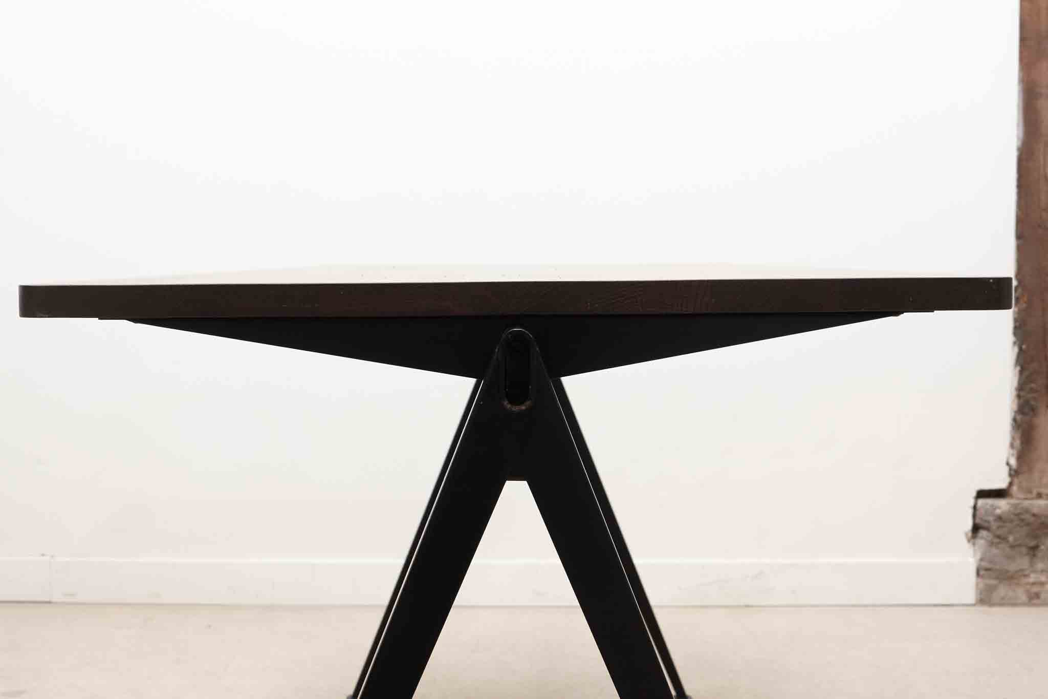 Table Pyramid 01 de Wim Rietveld, chêne foncé et noir