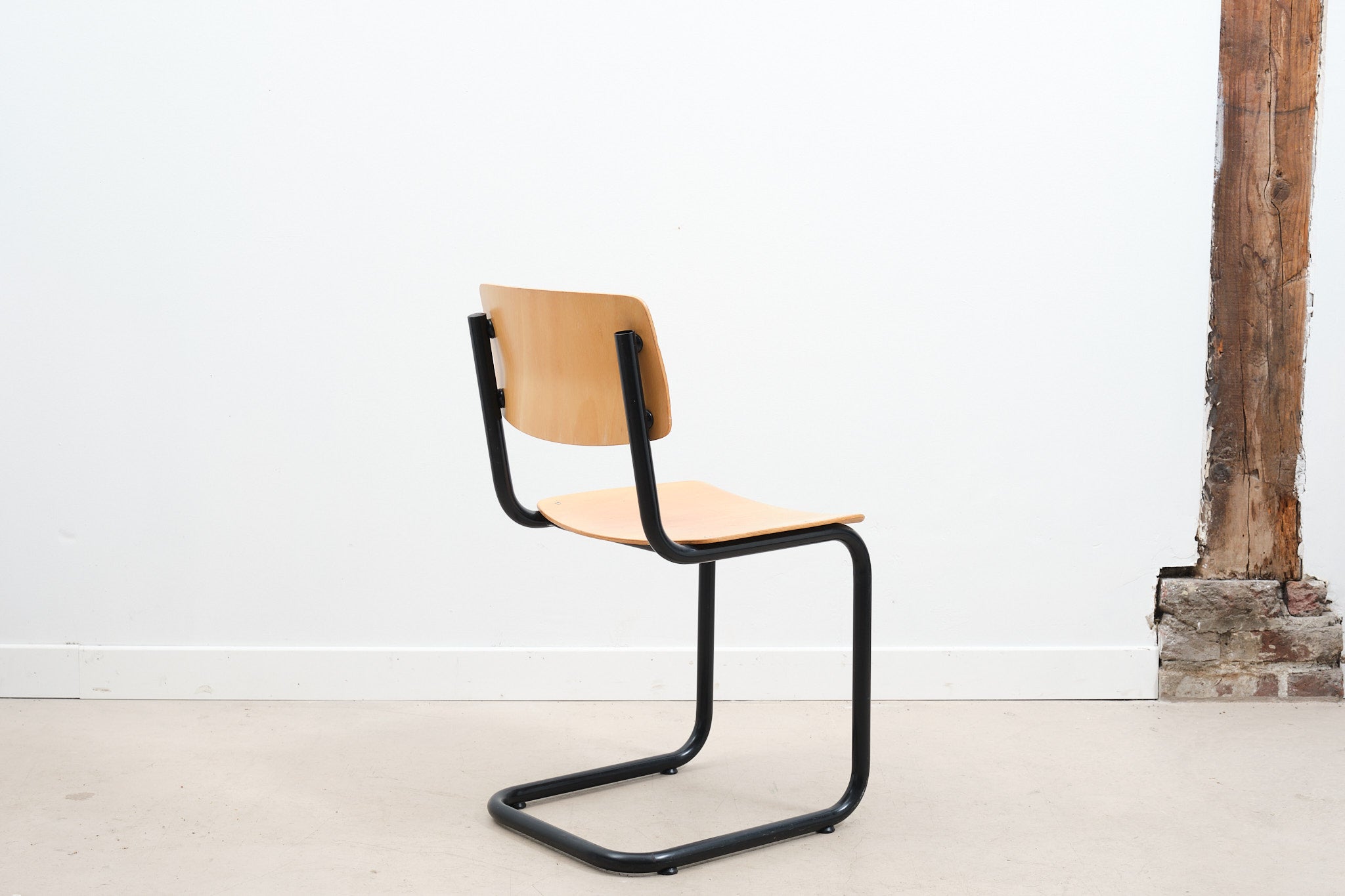 Pagholz S-shaped chair