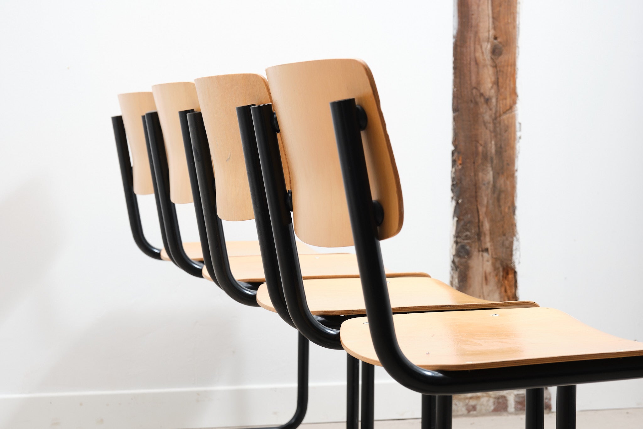 Pagholz S-shaped chair