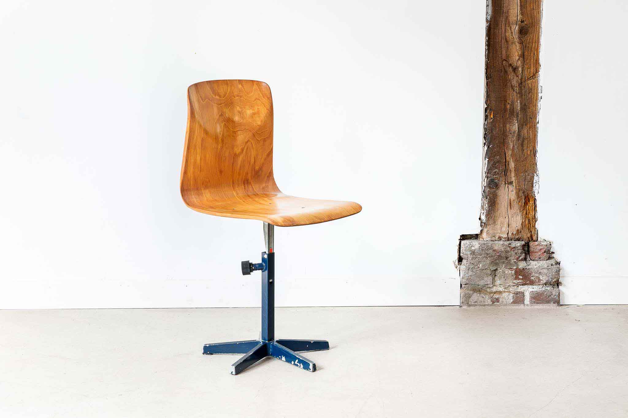 Adjustable Galvanitas star foot chair