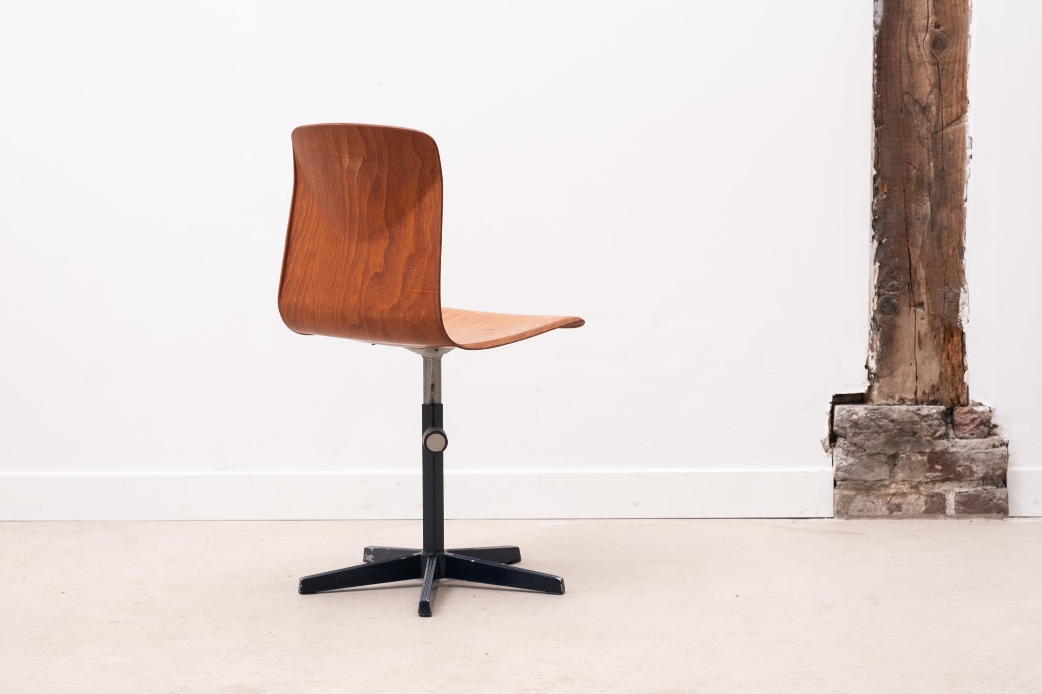 Adjustable Galvanitas star foot chair