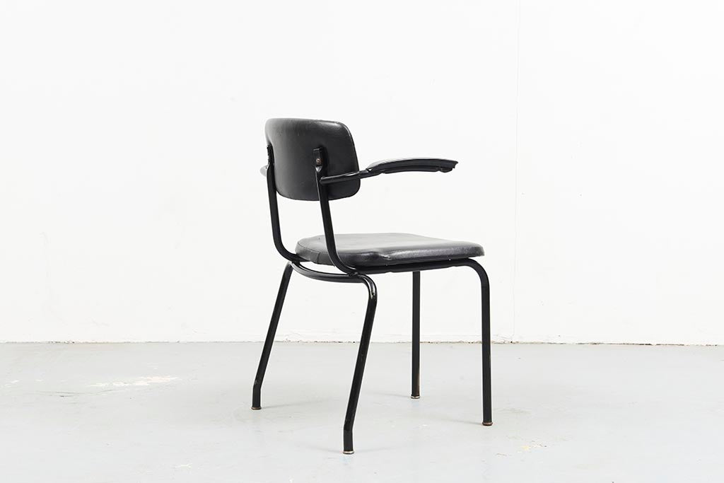 Chaises Ahrend accoudoirs skai noir - Cartel de Belleville mobilier vintage paris