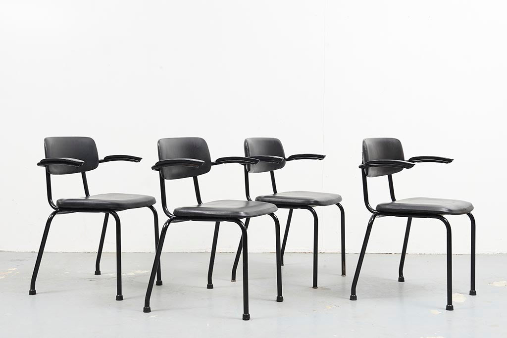 Chaises Ahrend accoudoirs skai noir - Cartel de Belleville mobilier vintage paris