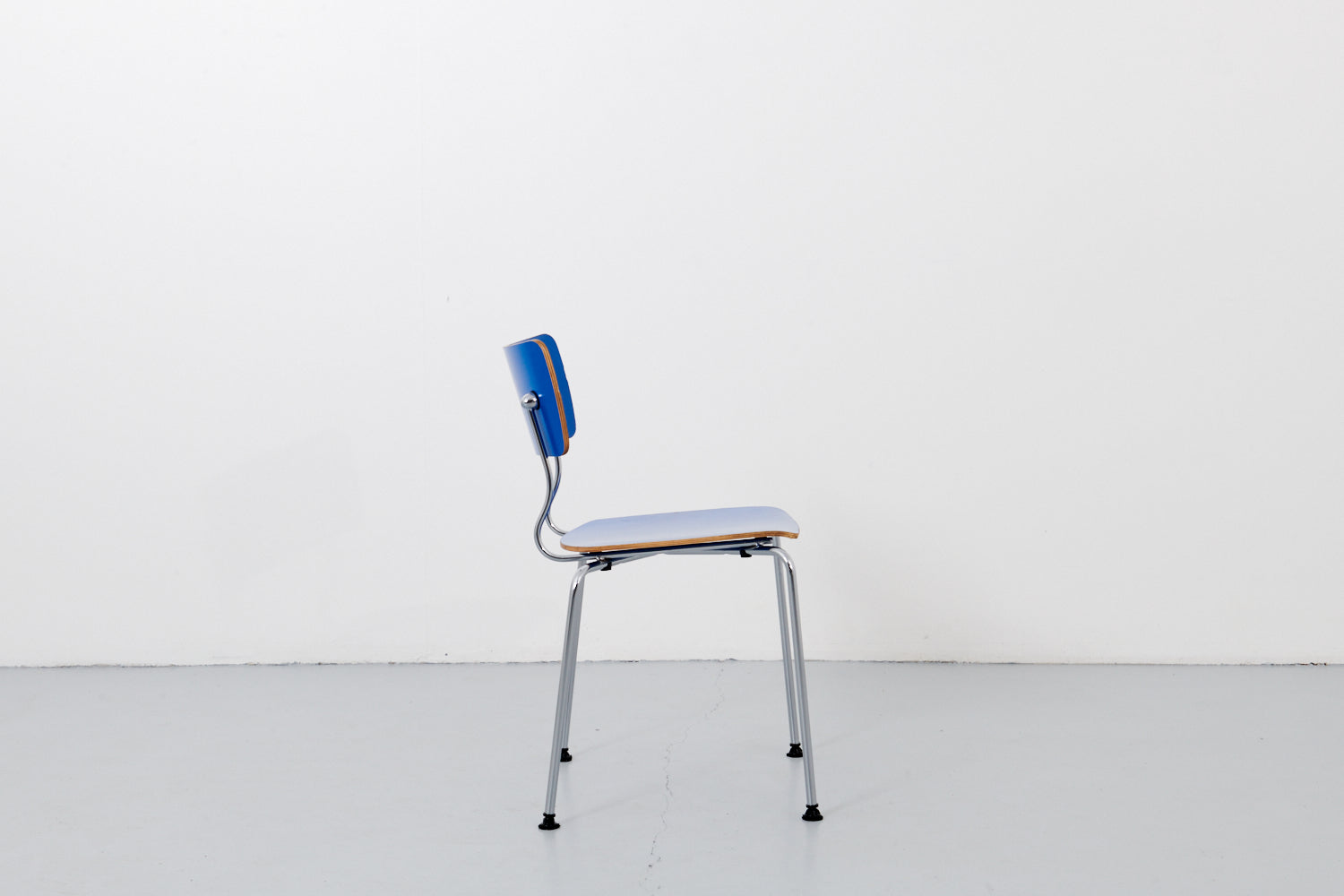 Arena 022 formica chair