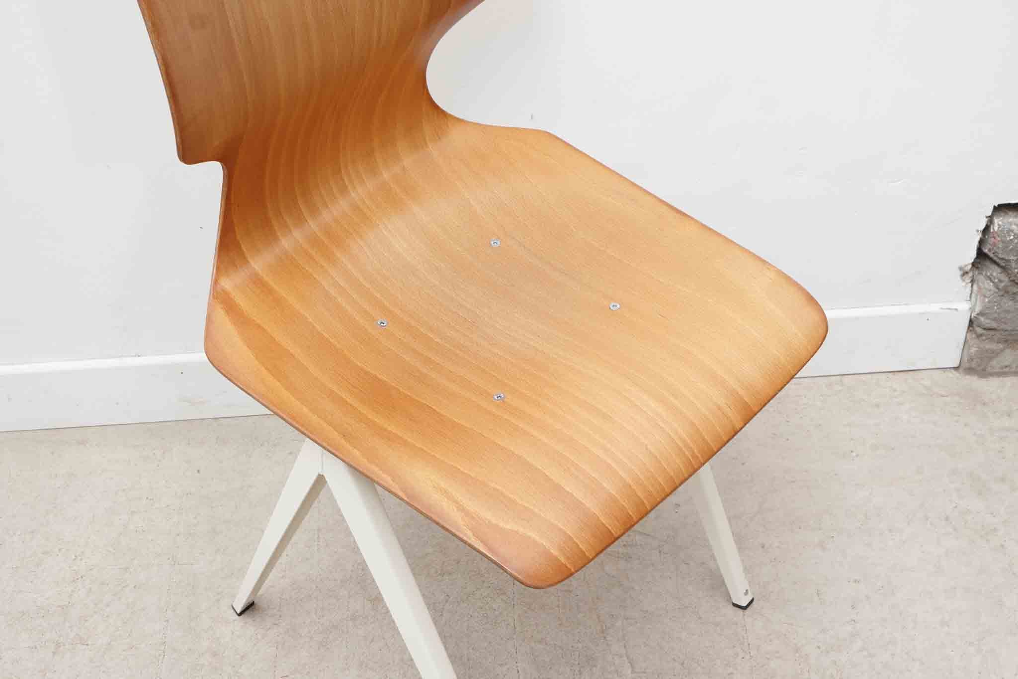 Chaise Galvanitas S19 réédition coque cintrée vintage hêtre