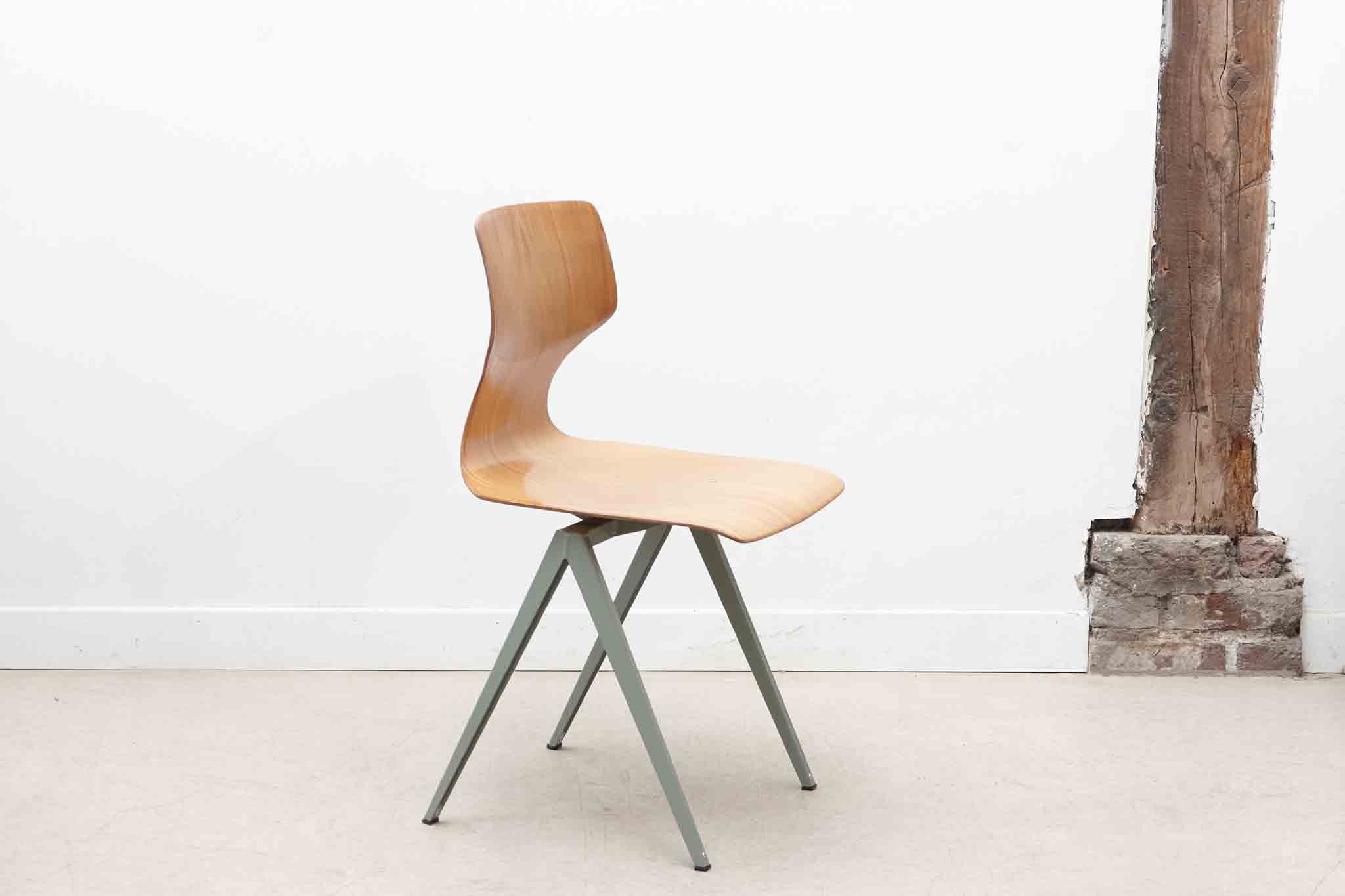 Chaise Galvanitas S19 réédition coque cintrée vintage hêtre