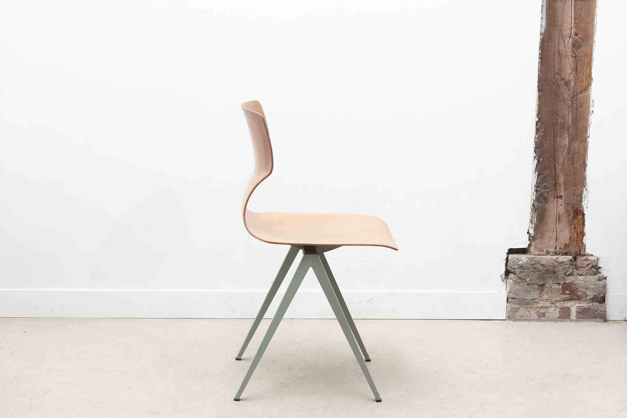 Chaise Galvanitas S19 réédition coque cintrée vintage hêtre