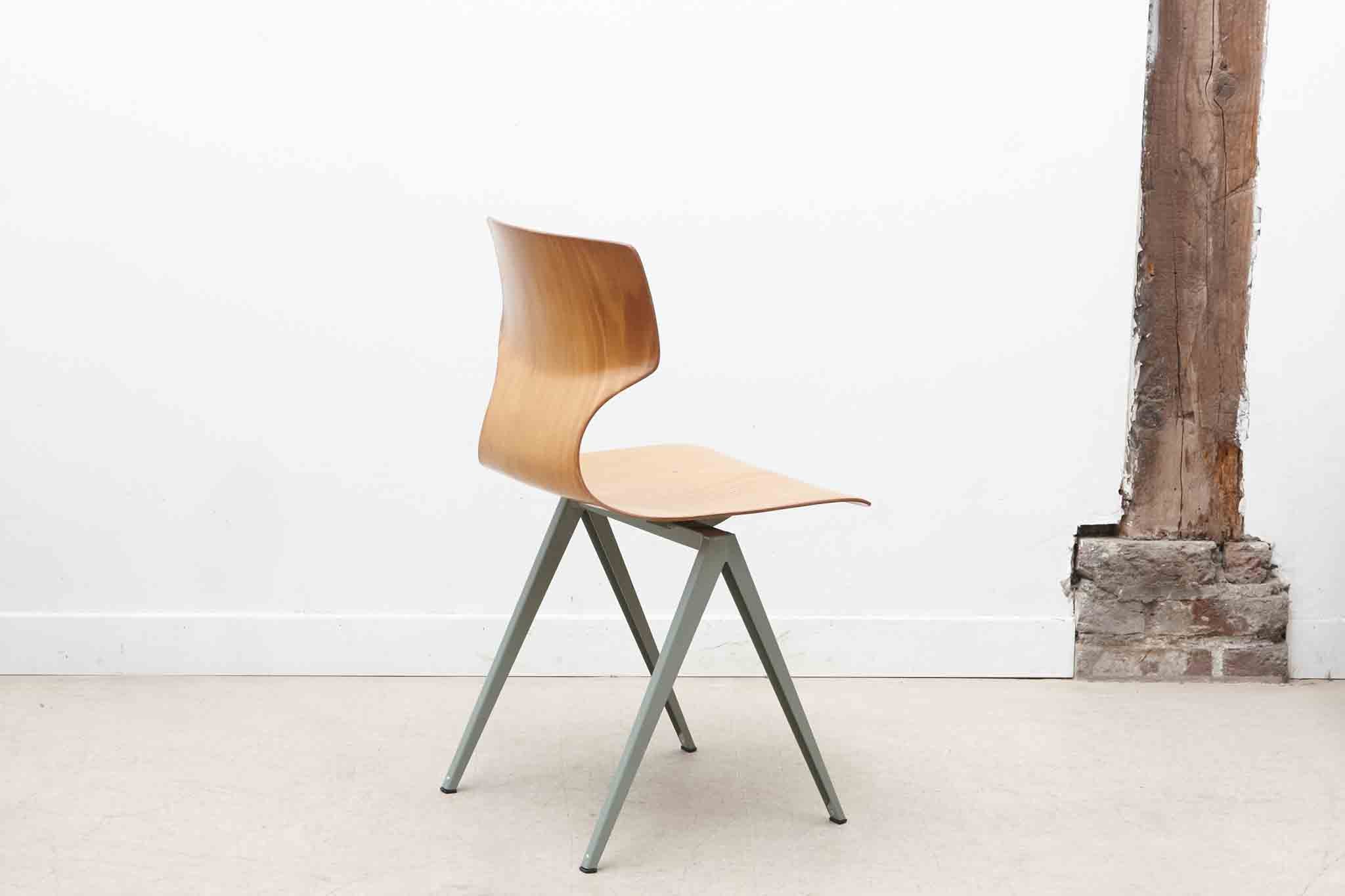 Chaise Galvanitas S19 réédition coque cintrée vintage hêtre