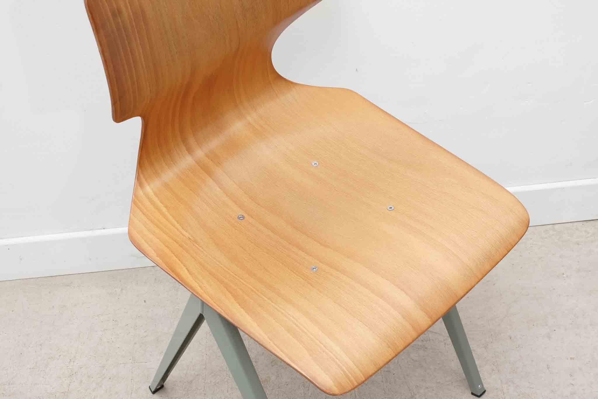 Chaise Galvanitas S19 réédition coque cintrée vintage hêtre