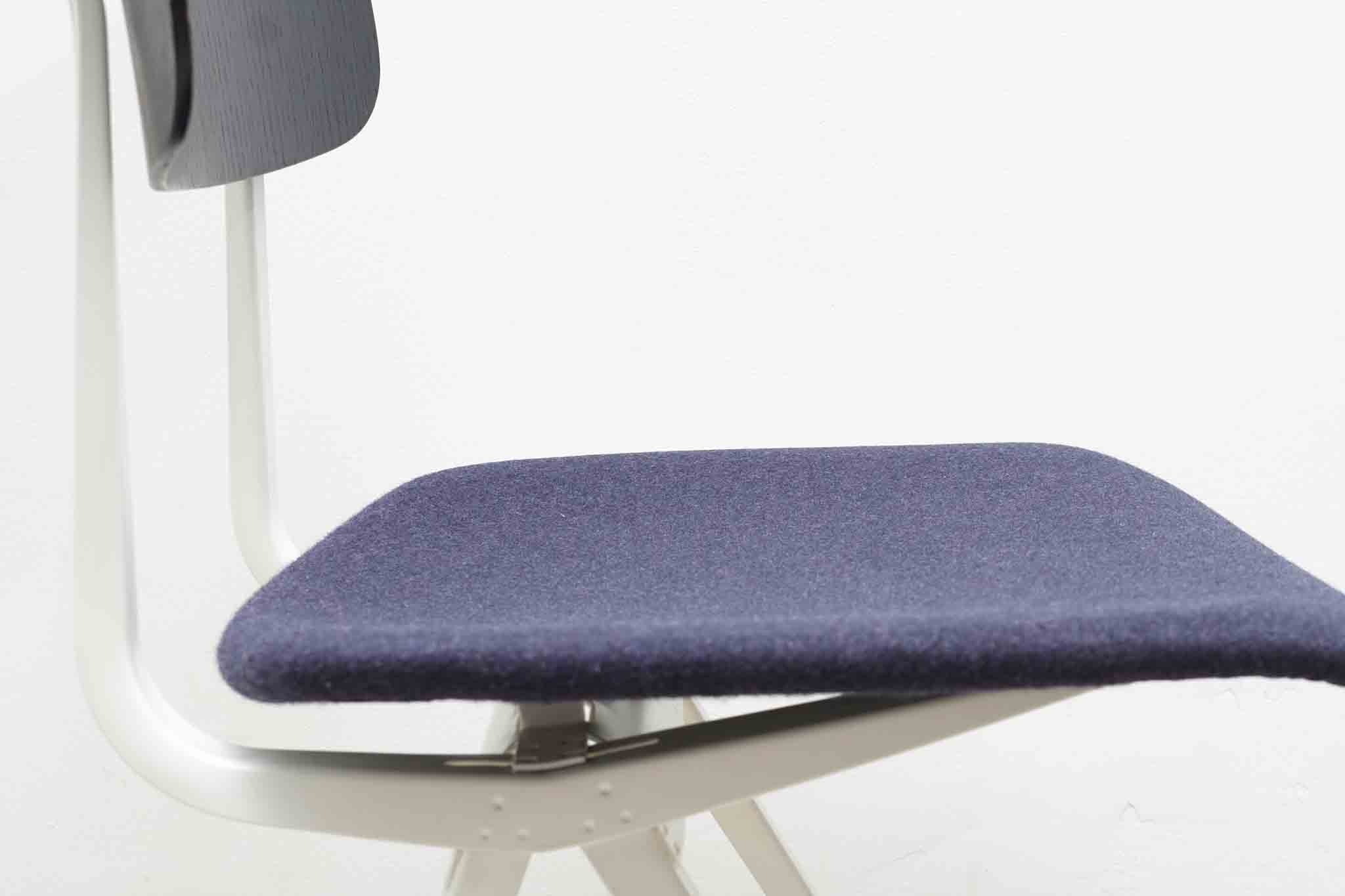 Chaise  Friso Kramer "Result" tapissée et blanc