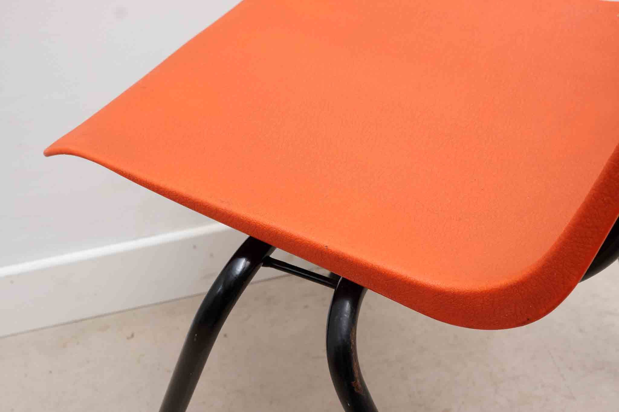 Chaise en plastique rouge