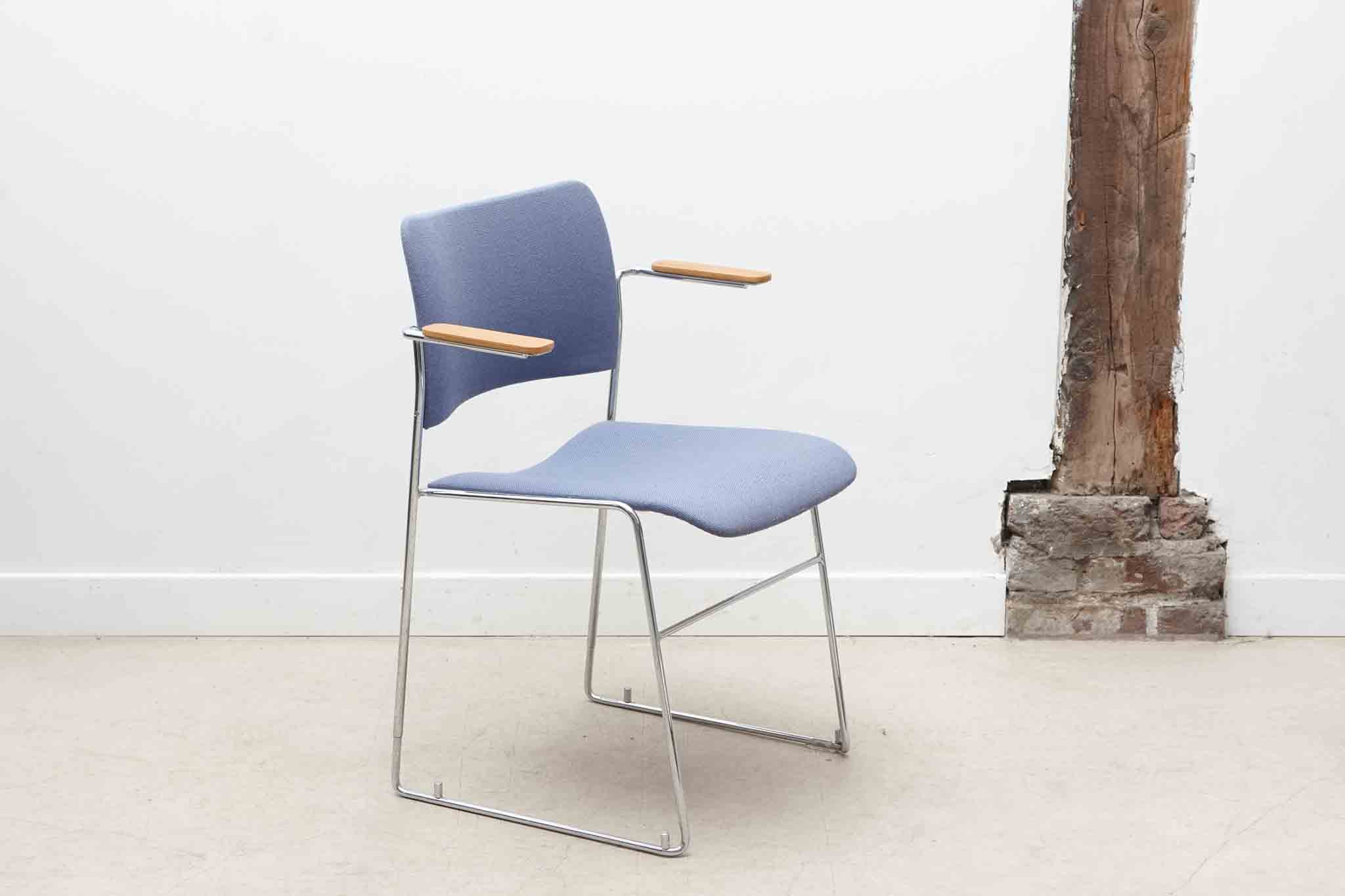 Chaise Howe 4/40 bleue par David Rowland
