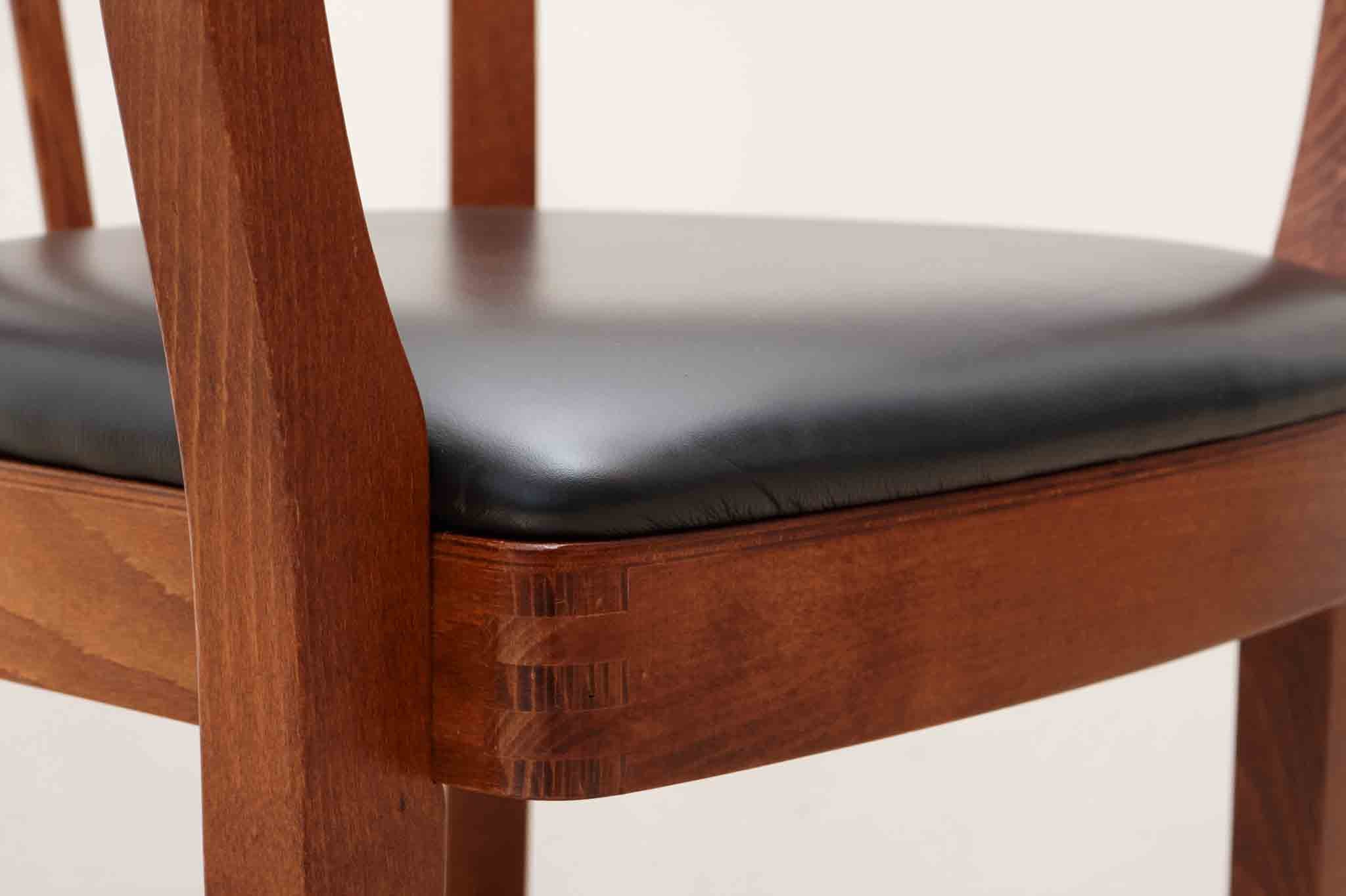 Chaise Stoelcker simili cuir noir et chêne