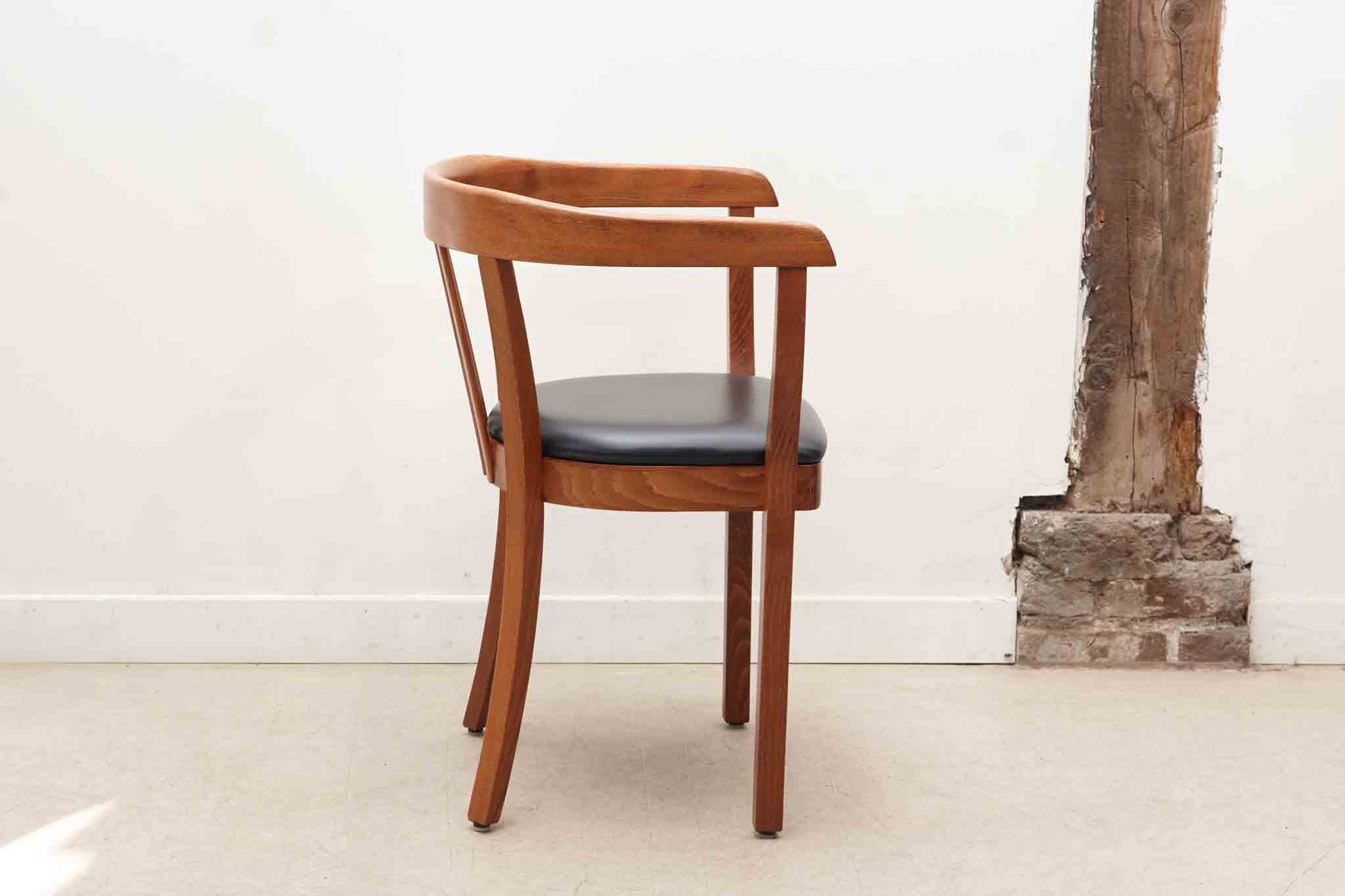 Chaise Stoelcker simili cuir noir et chêne