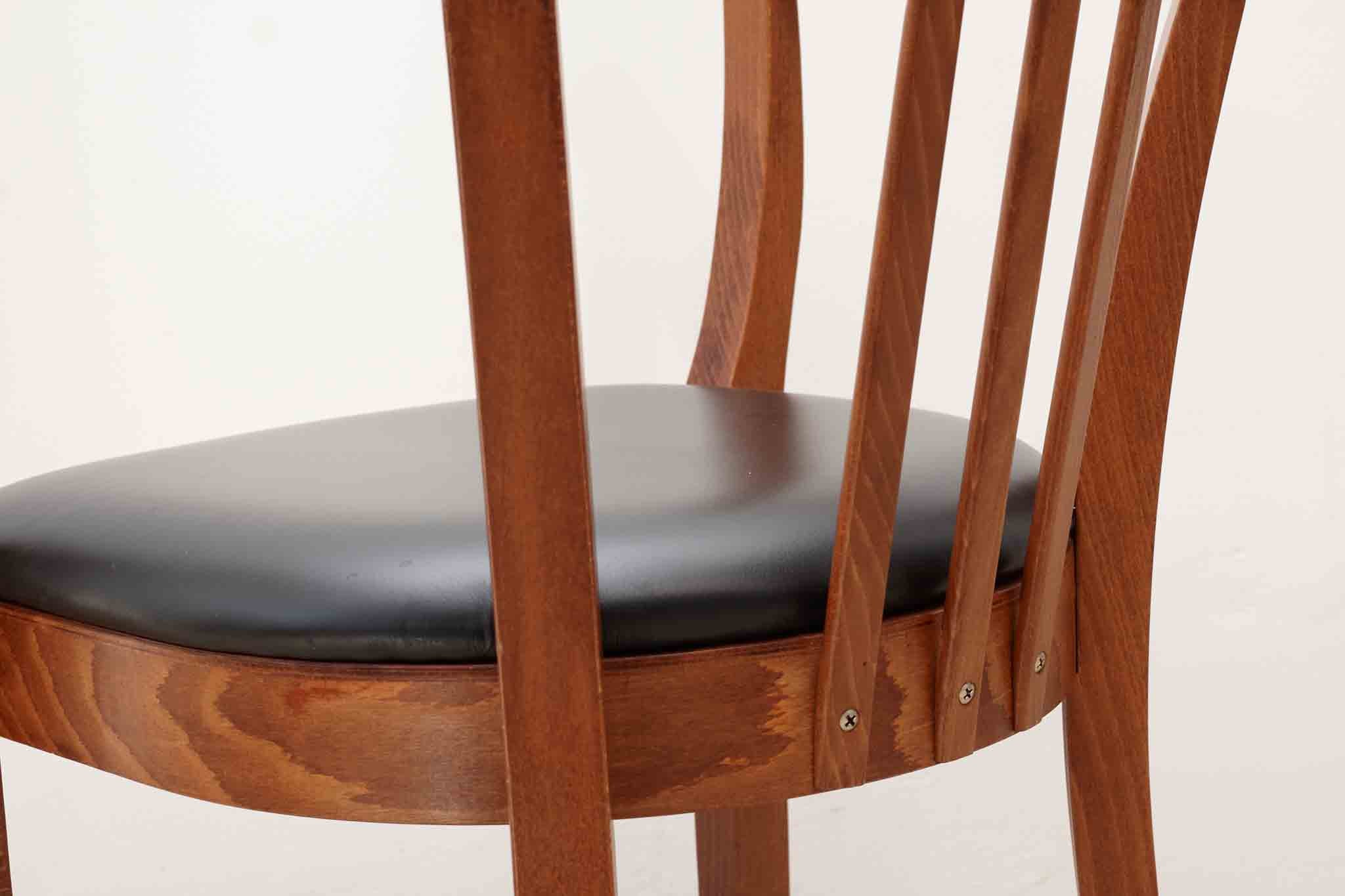 Chaise Stoelcker simili cuir noir et chêne