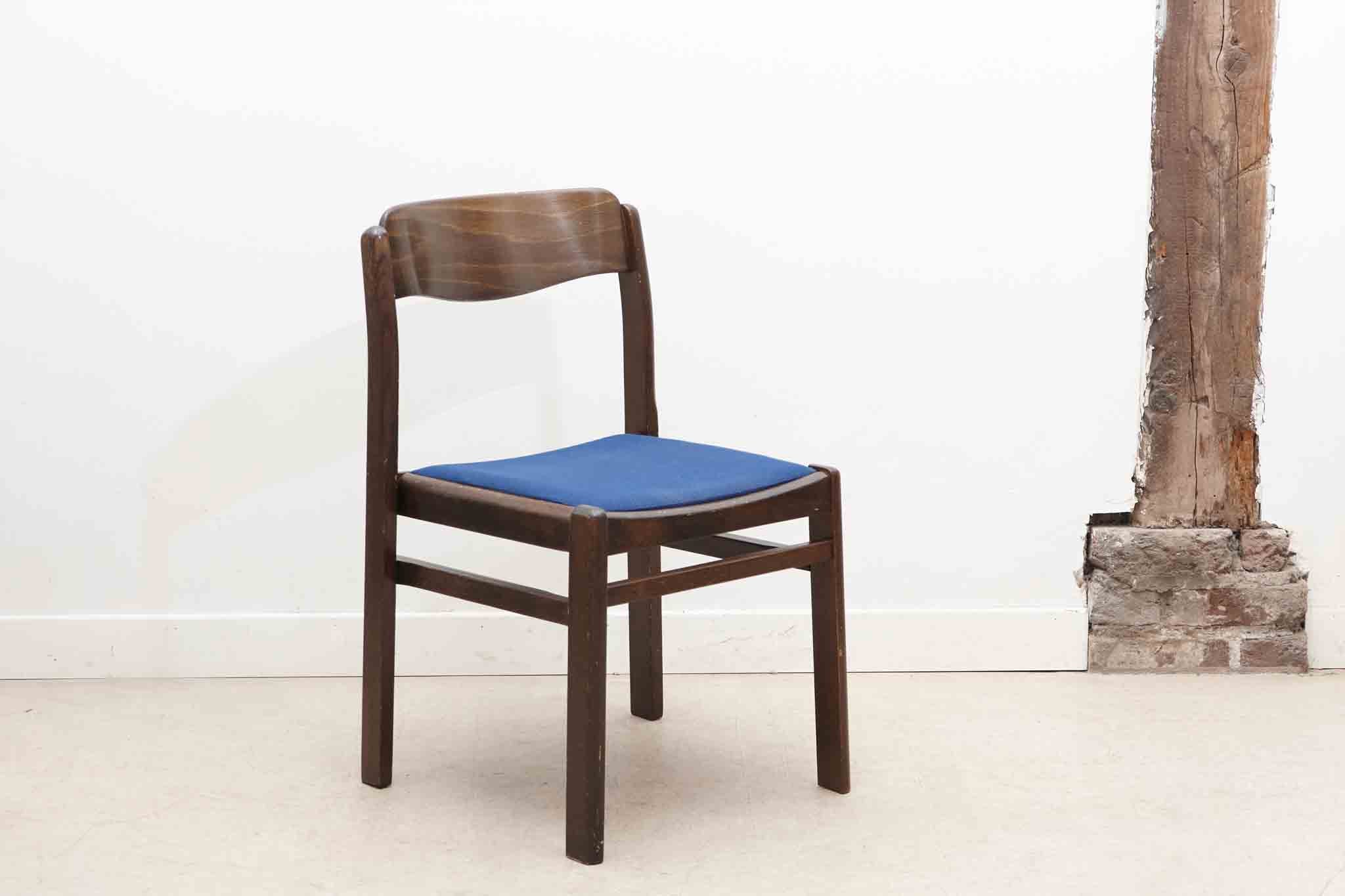 Chaise tapissée bleu roi et chêne foncé