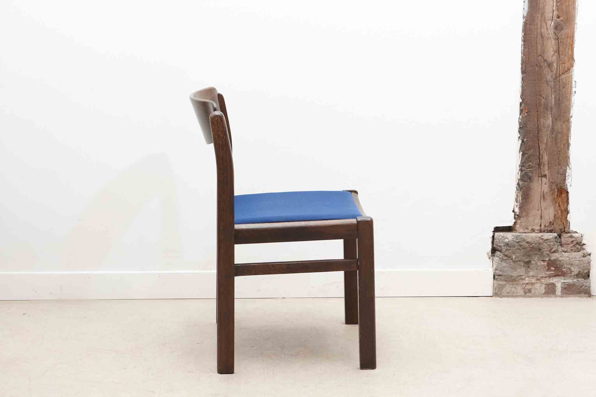 Chaise tapissée bleu roi et chêne foncé