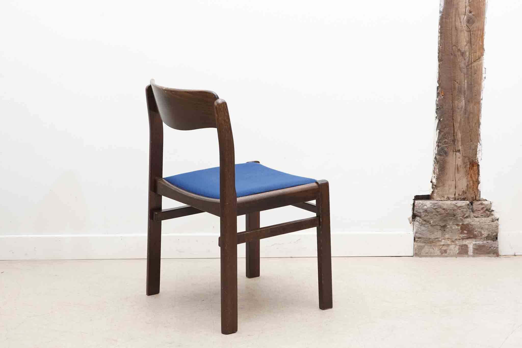 Chaise tapissée bleu roi et chêne foncé