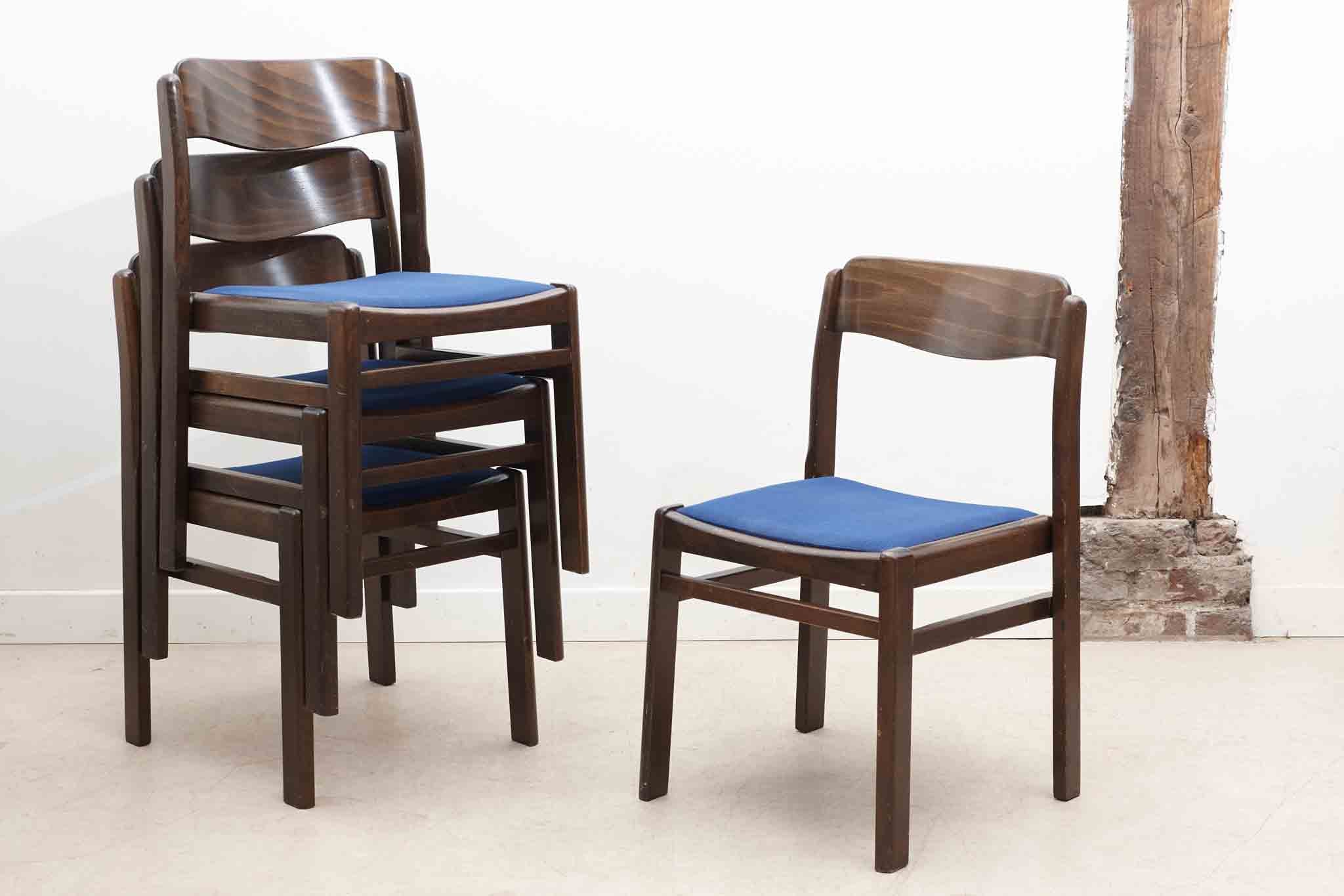 Chaise tapissée bleu roi et chêne foncé