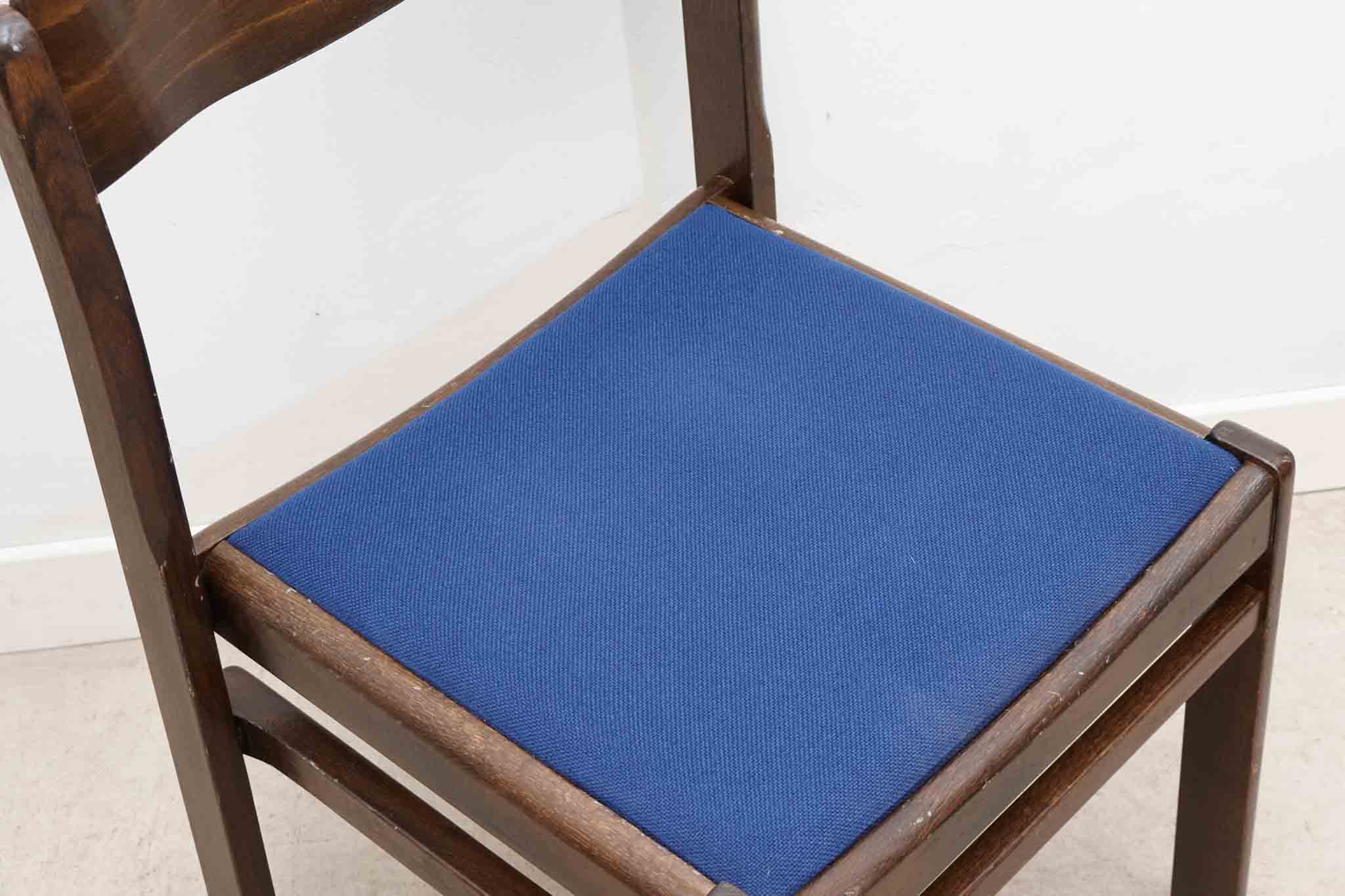 Chaise tapissée bleu roi et chêne foncé