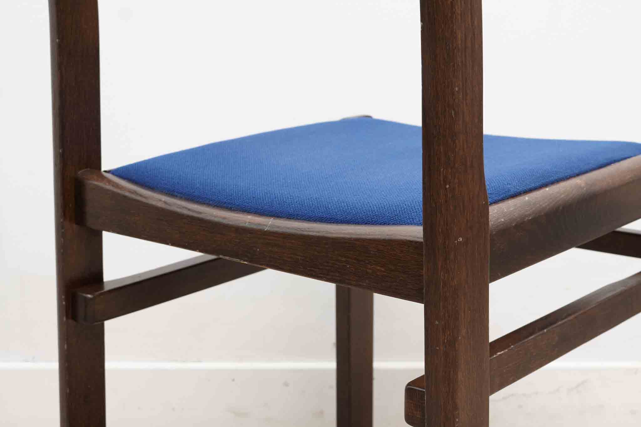 Chaise tapissée bleu roi et chêne foncé