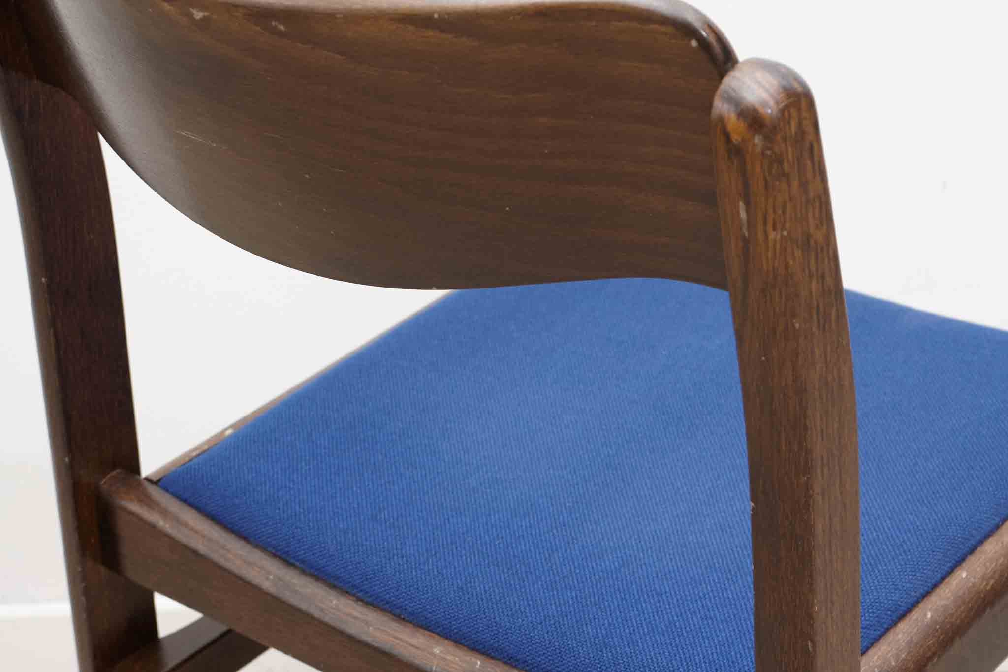 Chaise tapissée bleu roi et chêne foncé