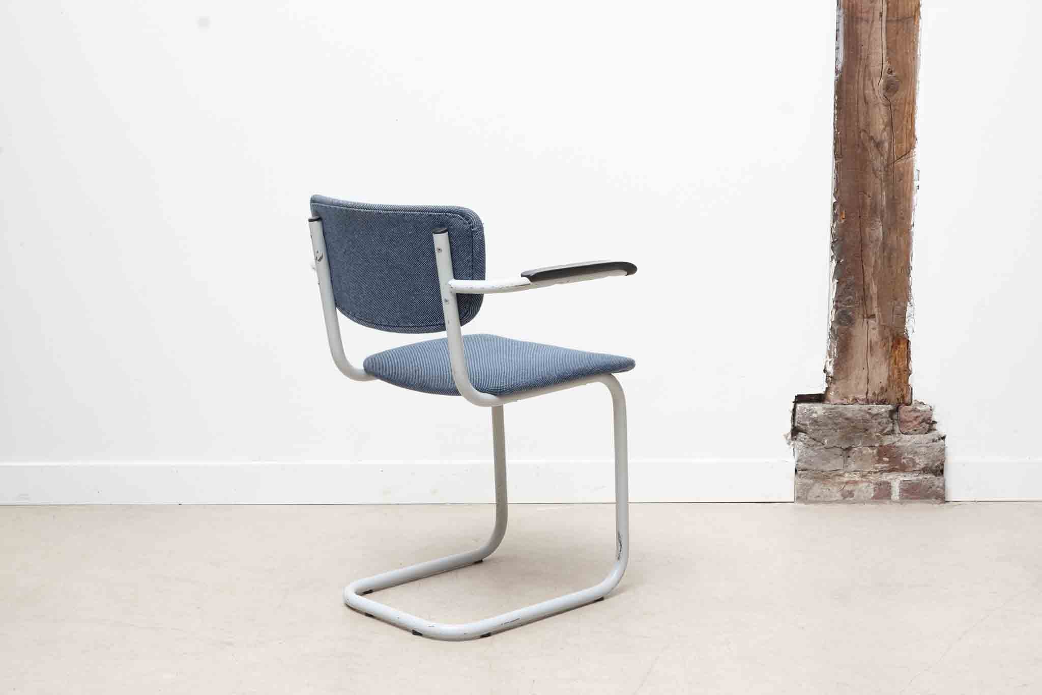 Pagholz S-shaped chair