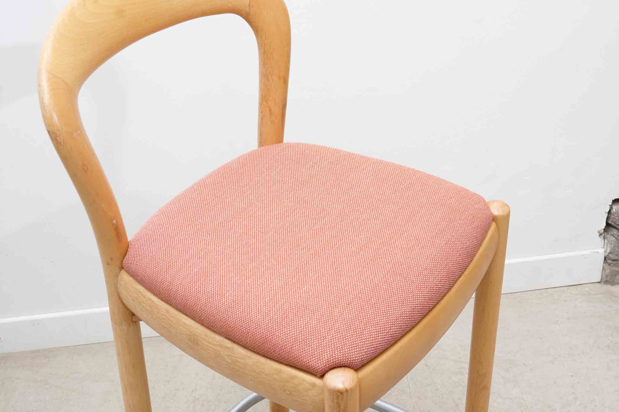 Chaise haute style art nouveau rouge pale et hêtre