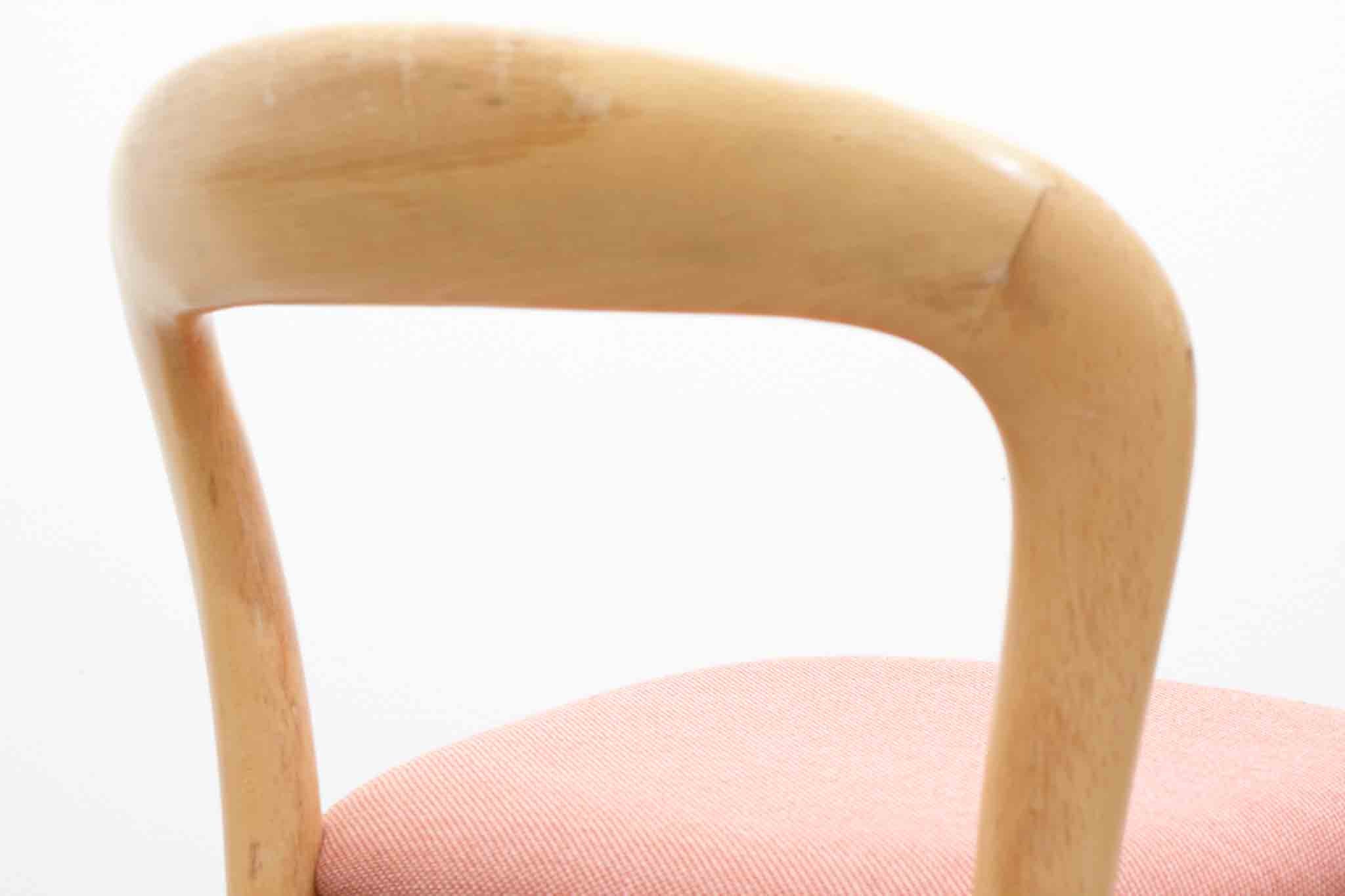 Chaise haute style art nouveau rouge pale et hêtre