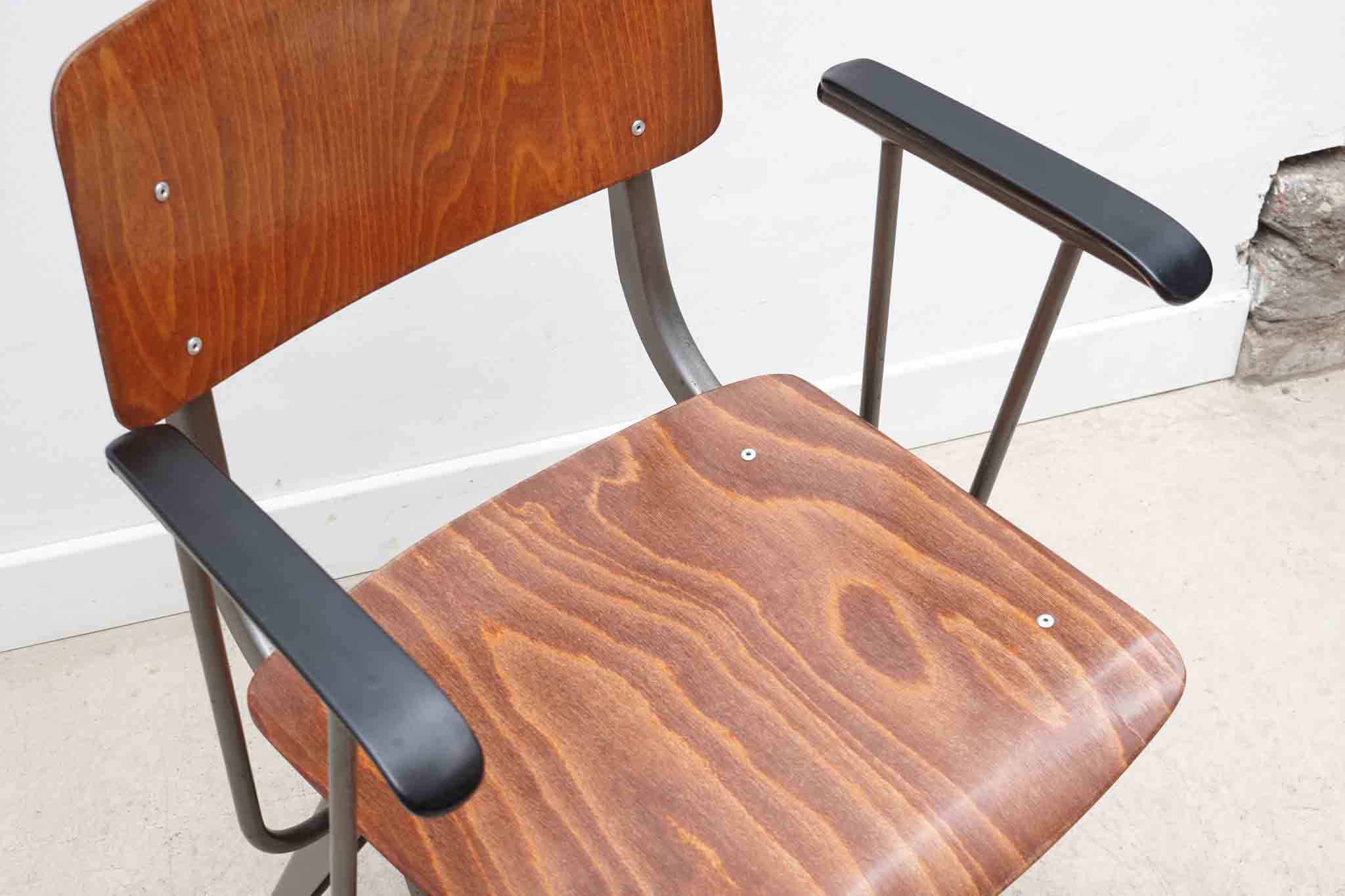 Chaise style Friso avec accoudoirs chene et metal