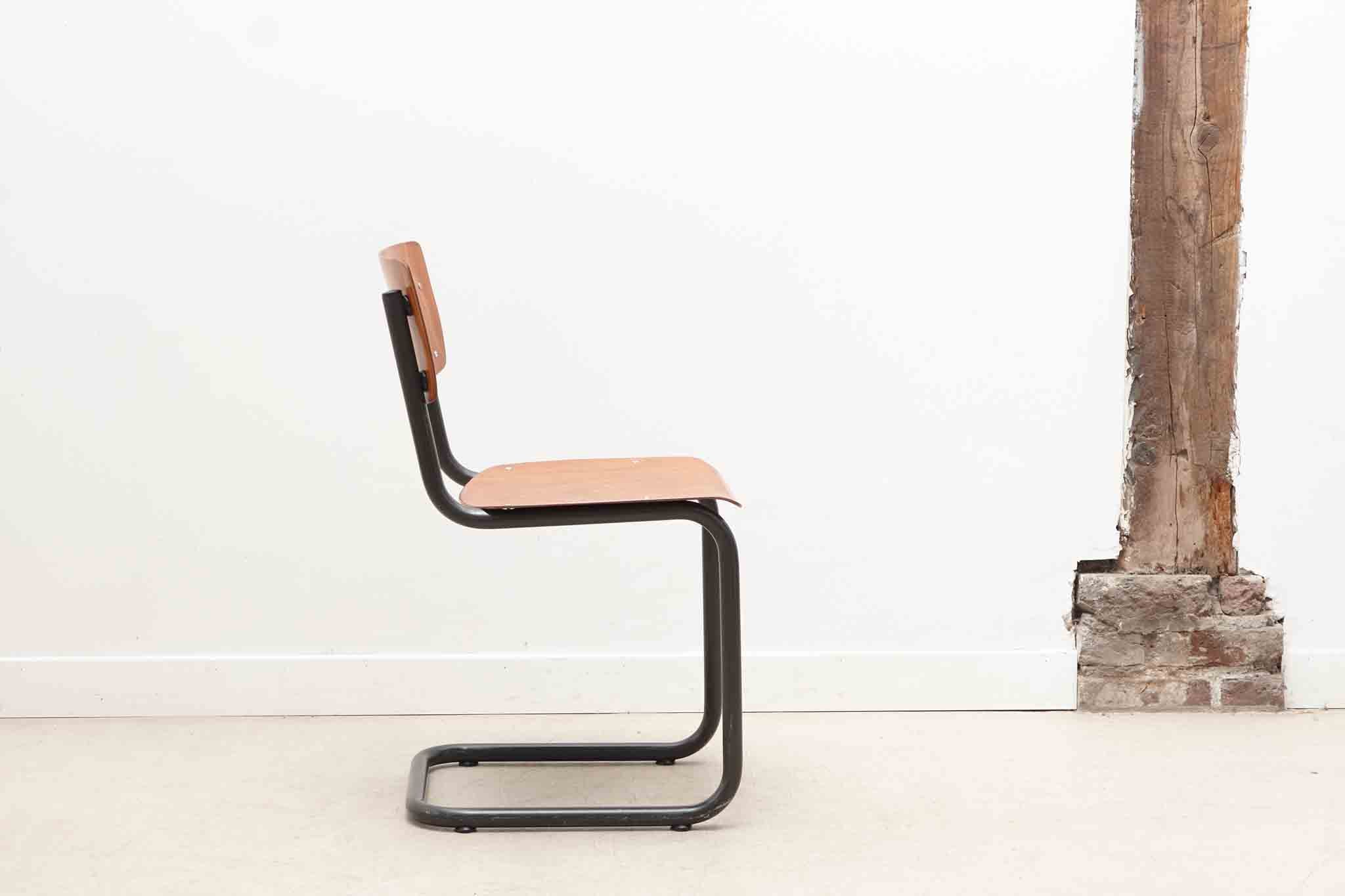 Pagholz S-shaped chair