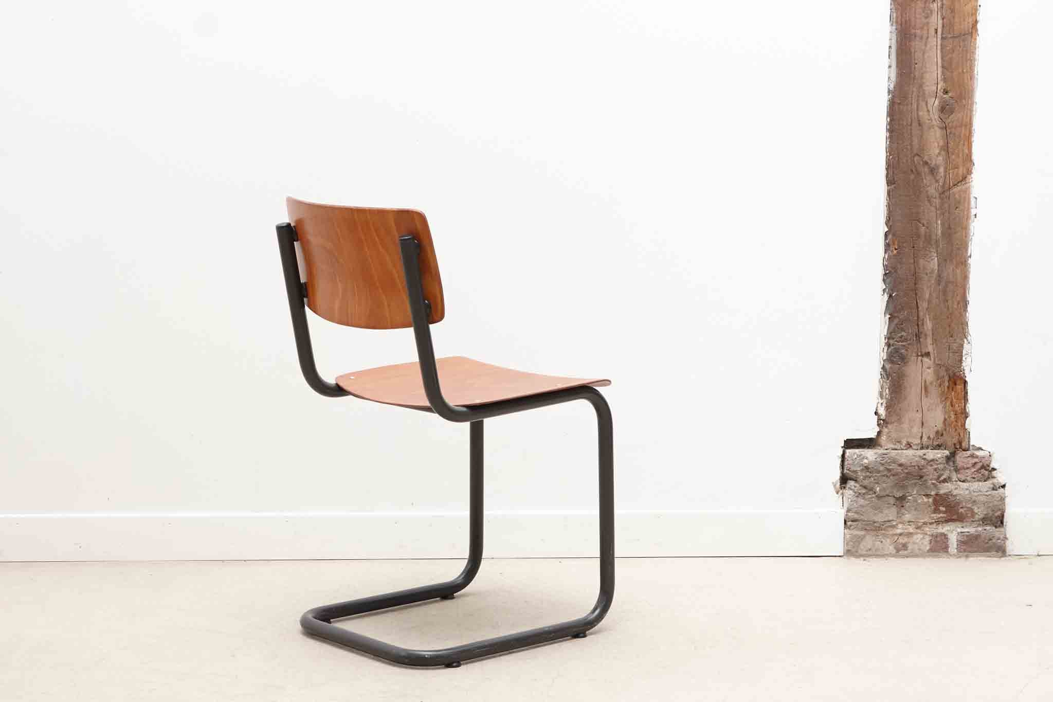Pagholz S-shaped chair