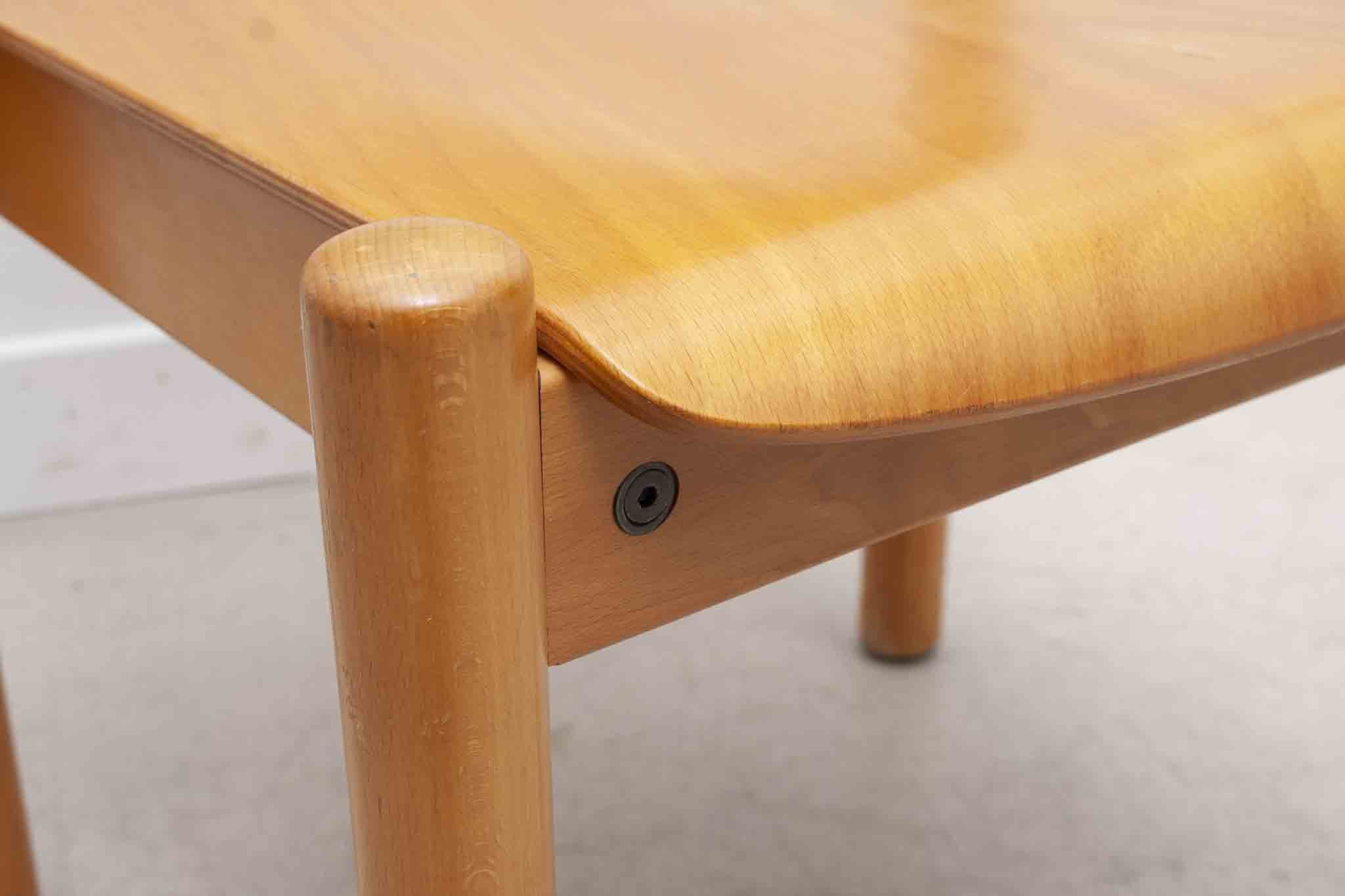 Chaise style scandinave en bois clair courbé