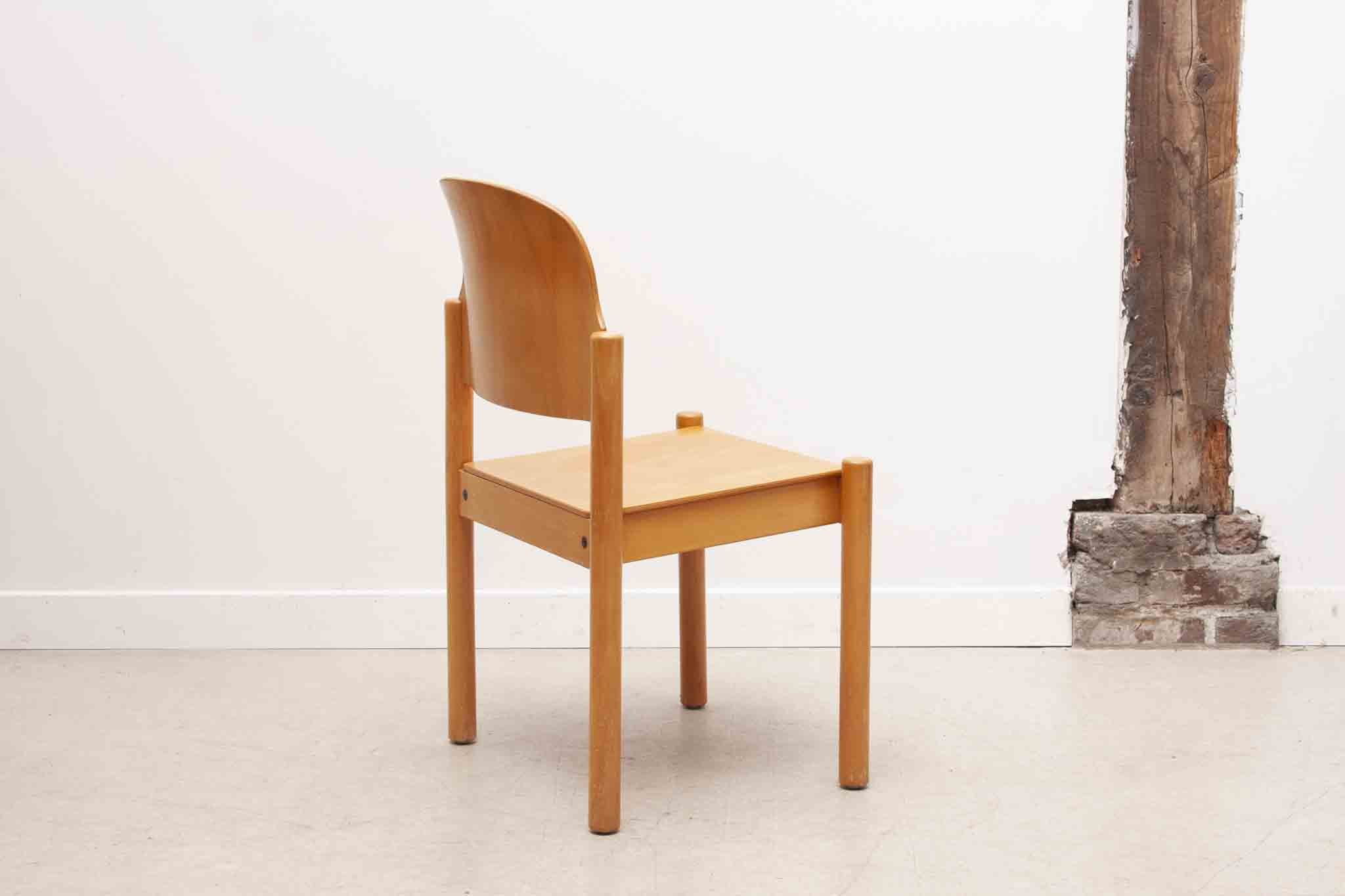 Chaise style scandinave en bois clair courbé