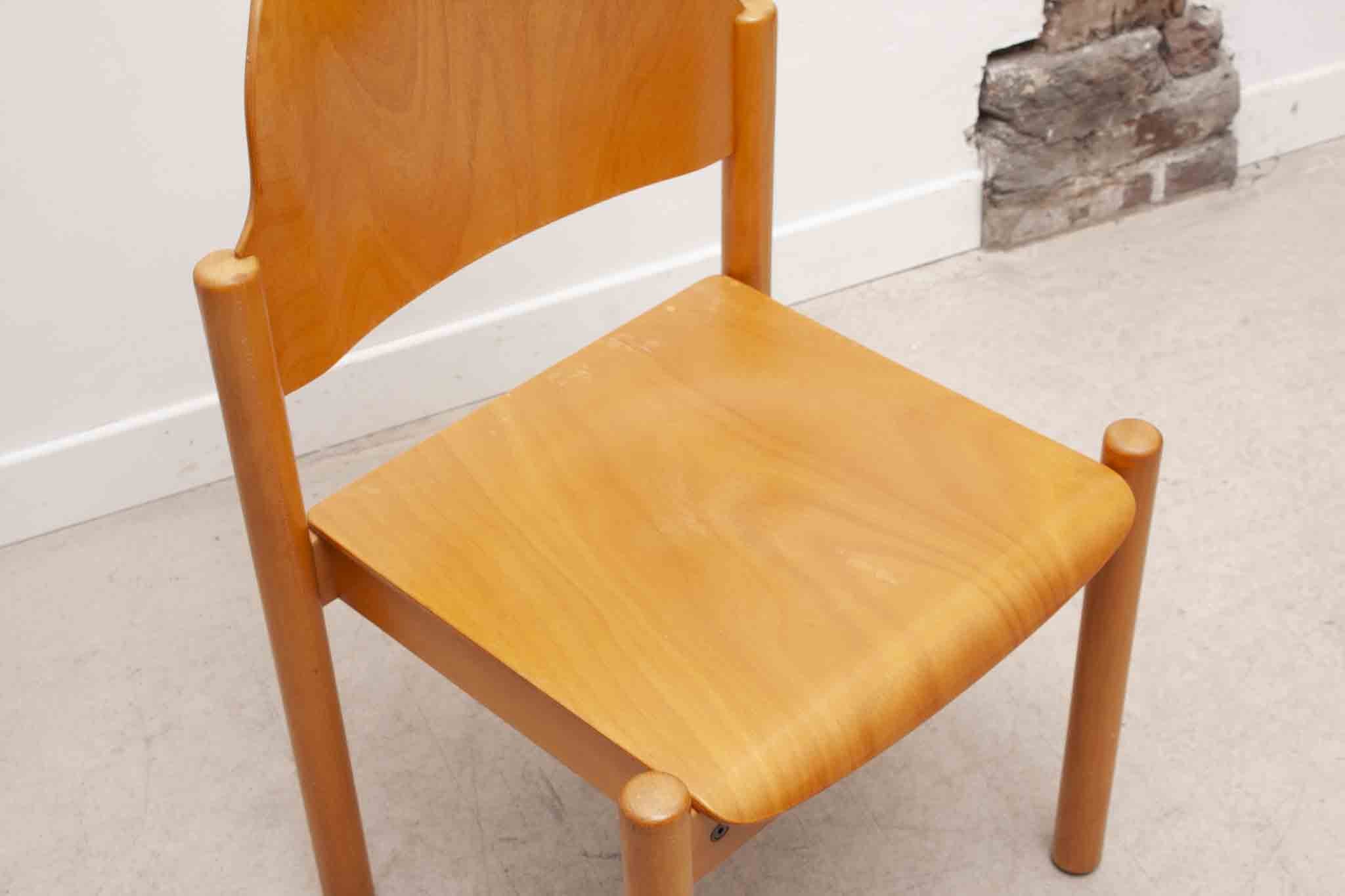 Chaise style scandinave en bois clair courbé