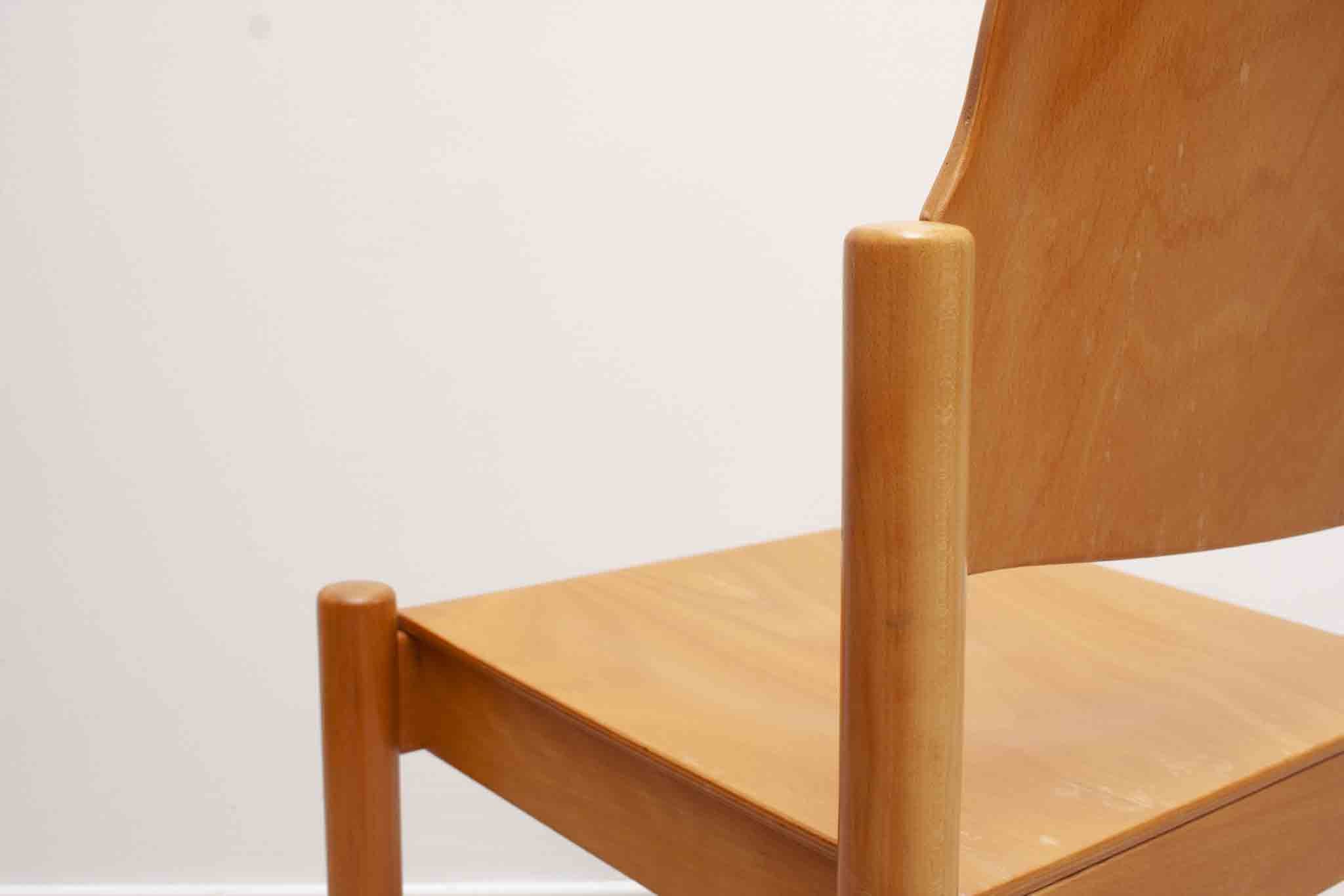 Chaise style scandinave en bois clair courbé