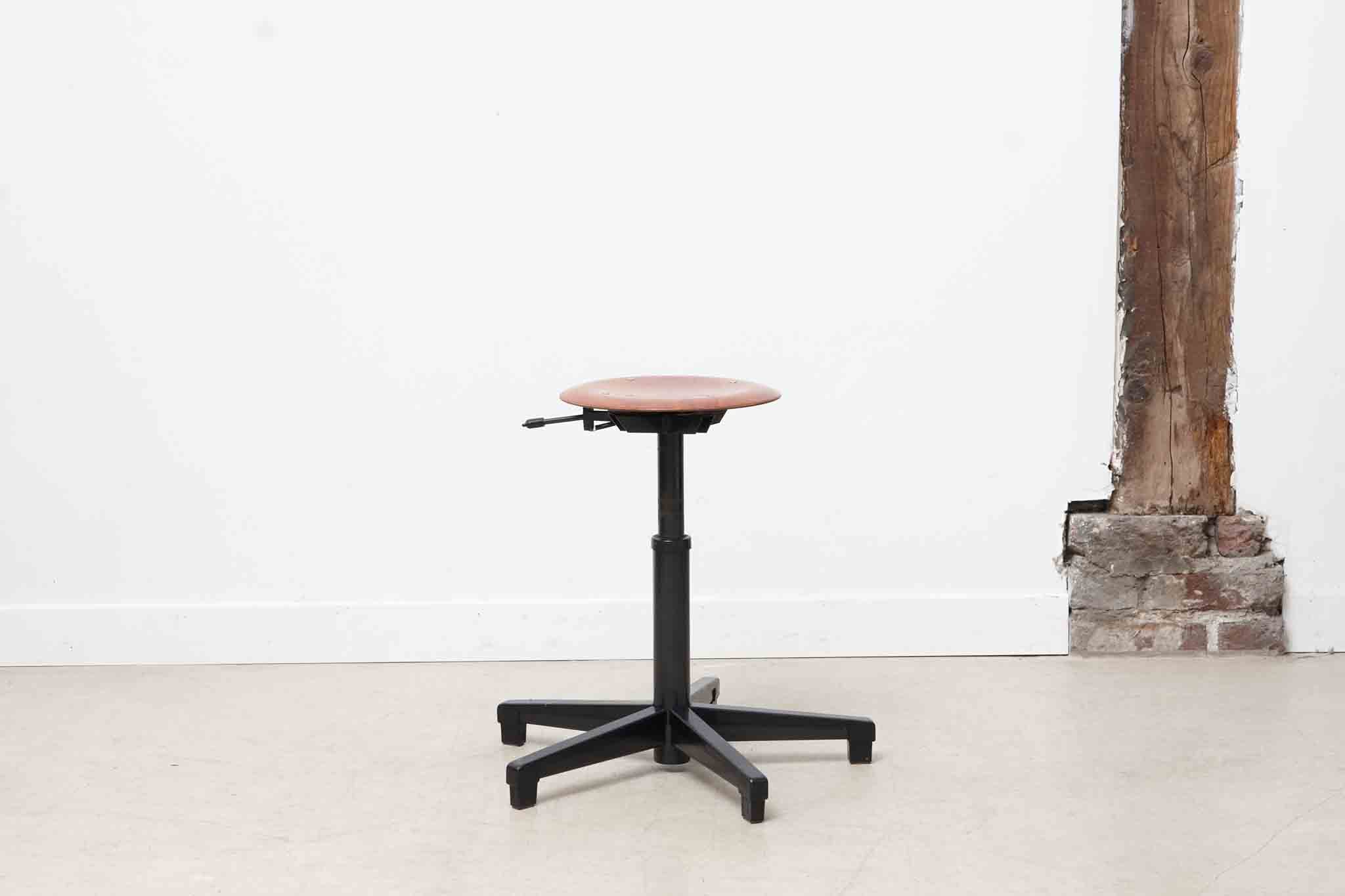 ADJUSTABLE STOOL WITH BLACK LEGS