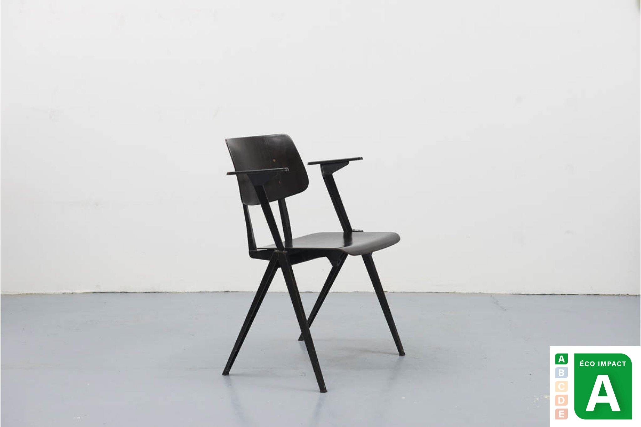 S22 Chair Ebony / Black Armrests