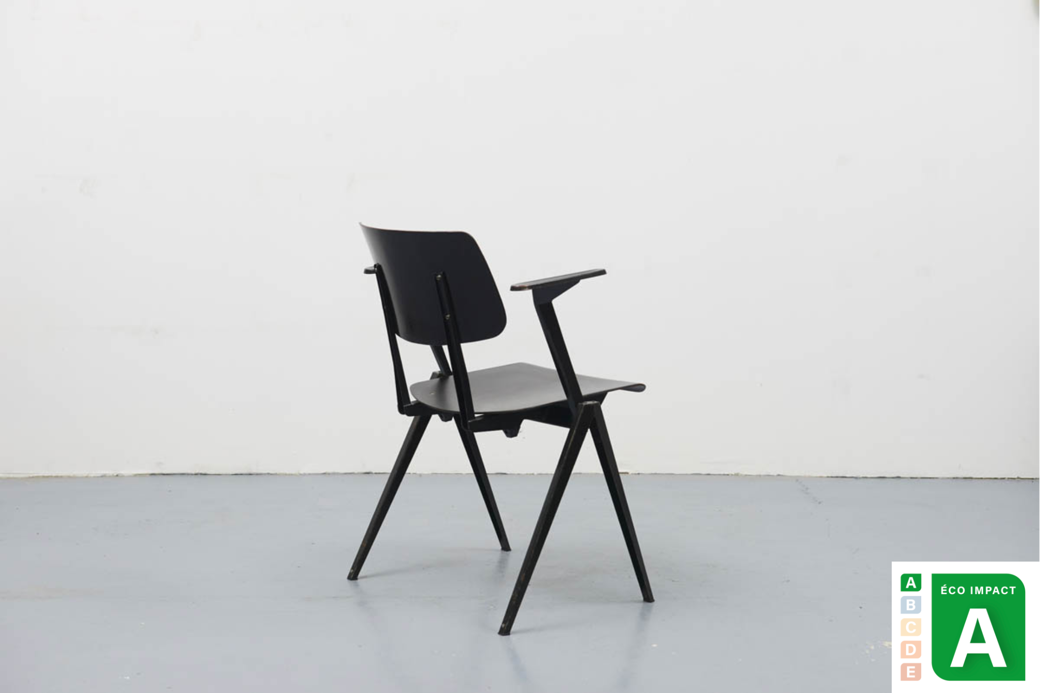 S22 Chair Ebony / Black Armrests