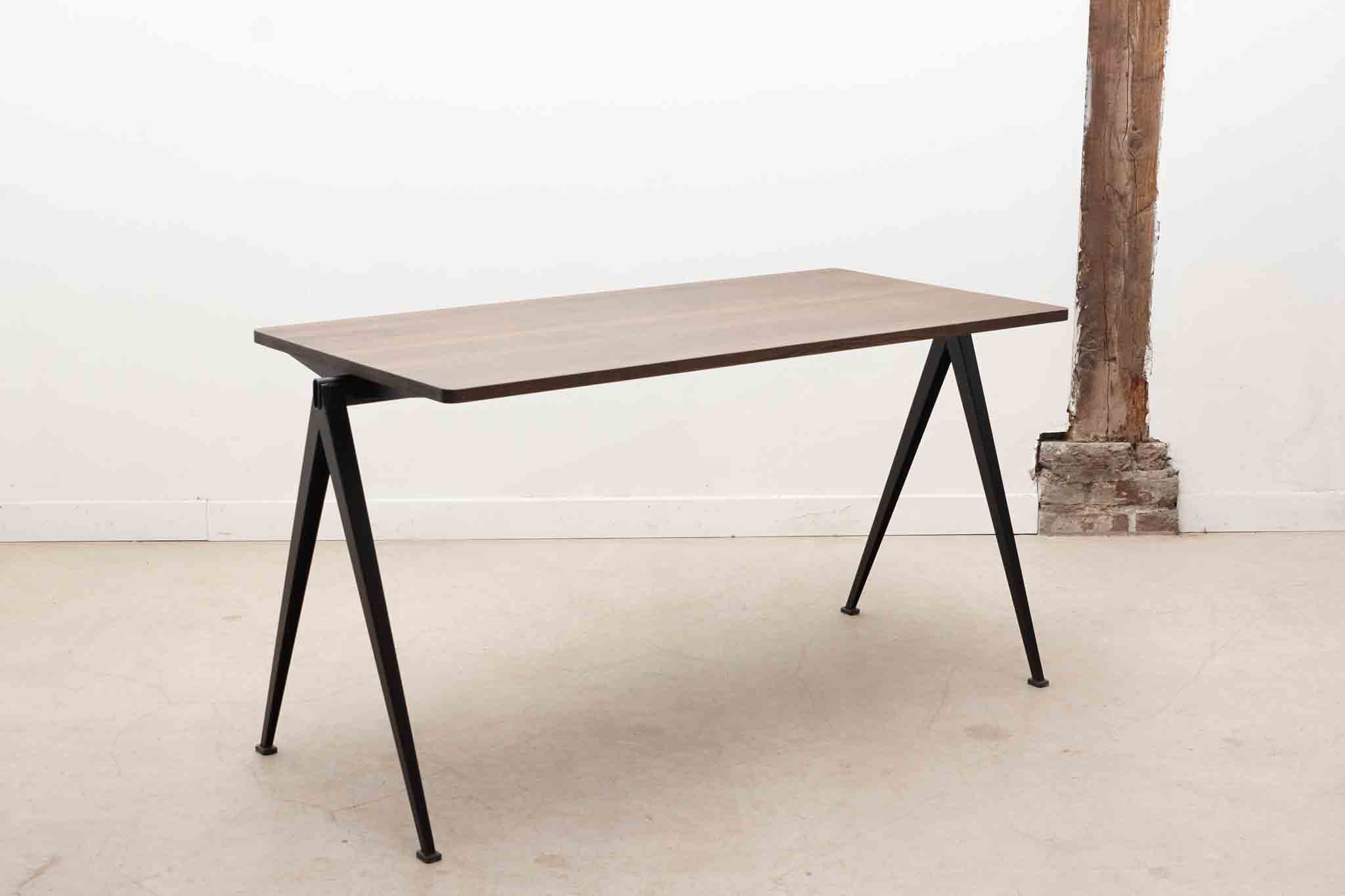Table Pyramid 01 de Wim Rietveld, chêne foncé et noir