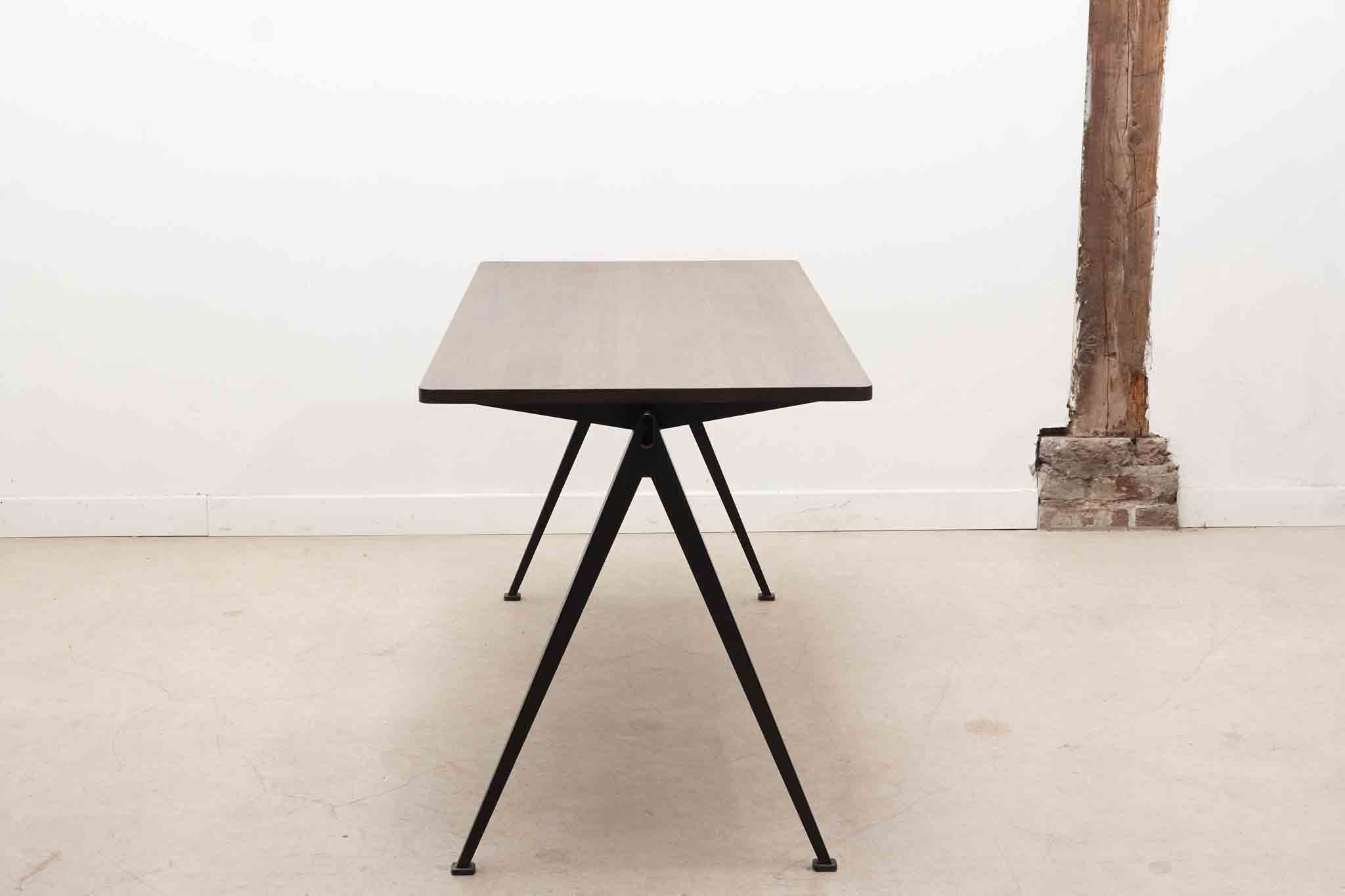 Table Pyramid 01 de Wim Rietveld, chêne foncé et noir